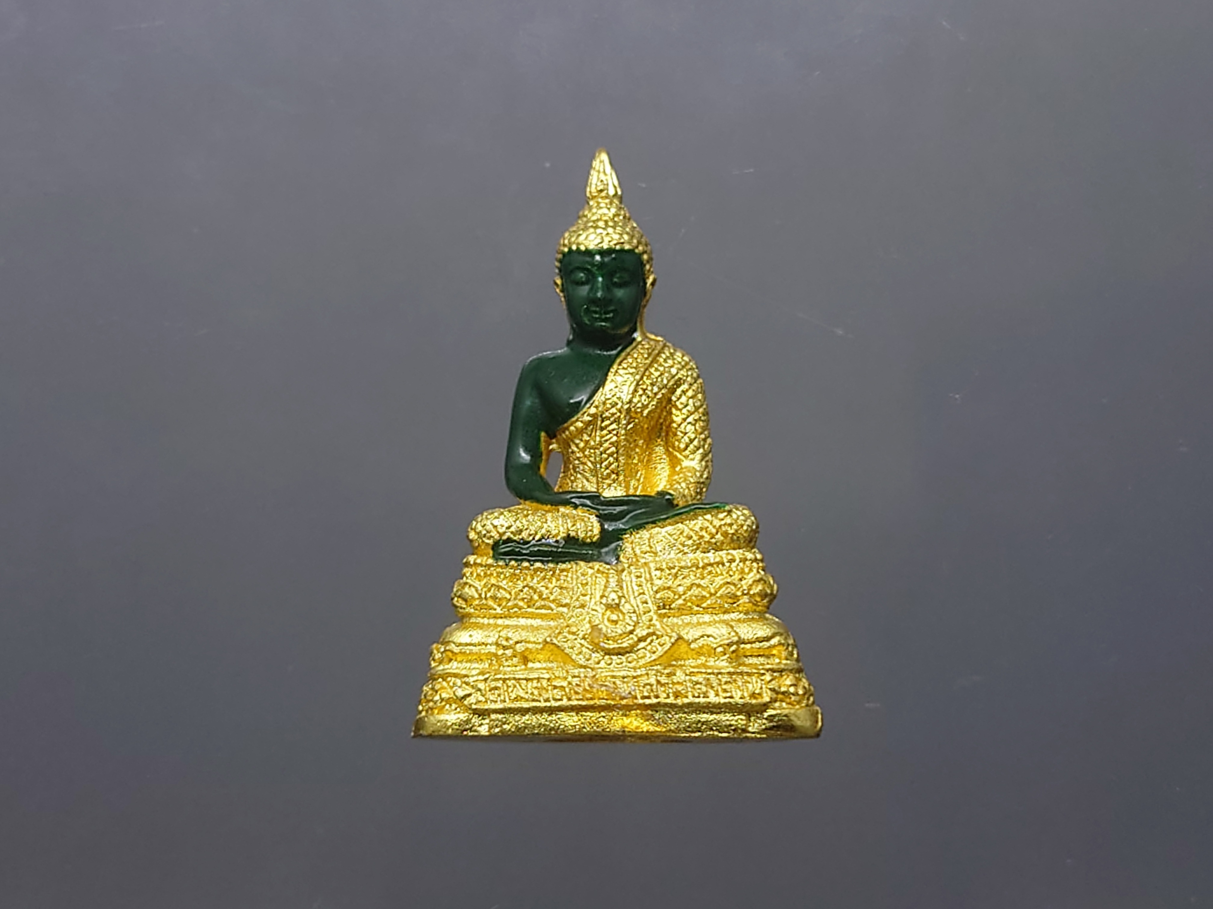 พระแก้วมรกต ทรงเครื่องฤดูฝน เนื้อโลหะเคลือบสีเขียว เครื่องทรงชุบทอง ขนาดสูง 3 เซน สำนักพระราชวัง สร้าง พุทธาภิเษก ณ วัดพระศรีรัตนศาสดาราม พ.ศ.2547 พร้อมตลับเดิม