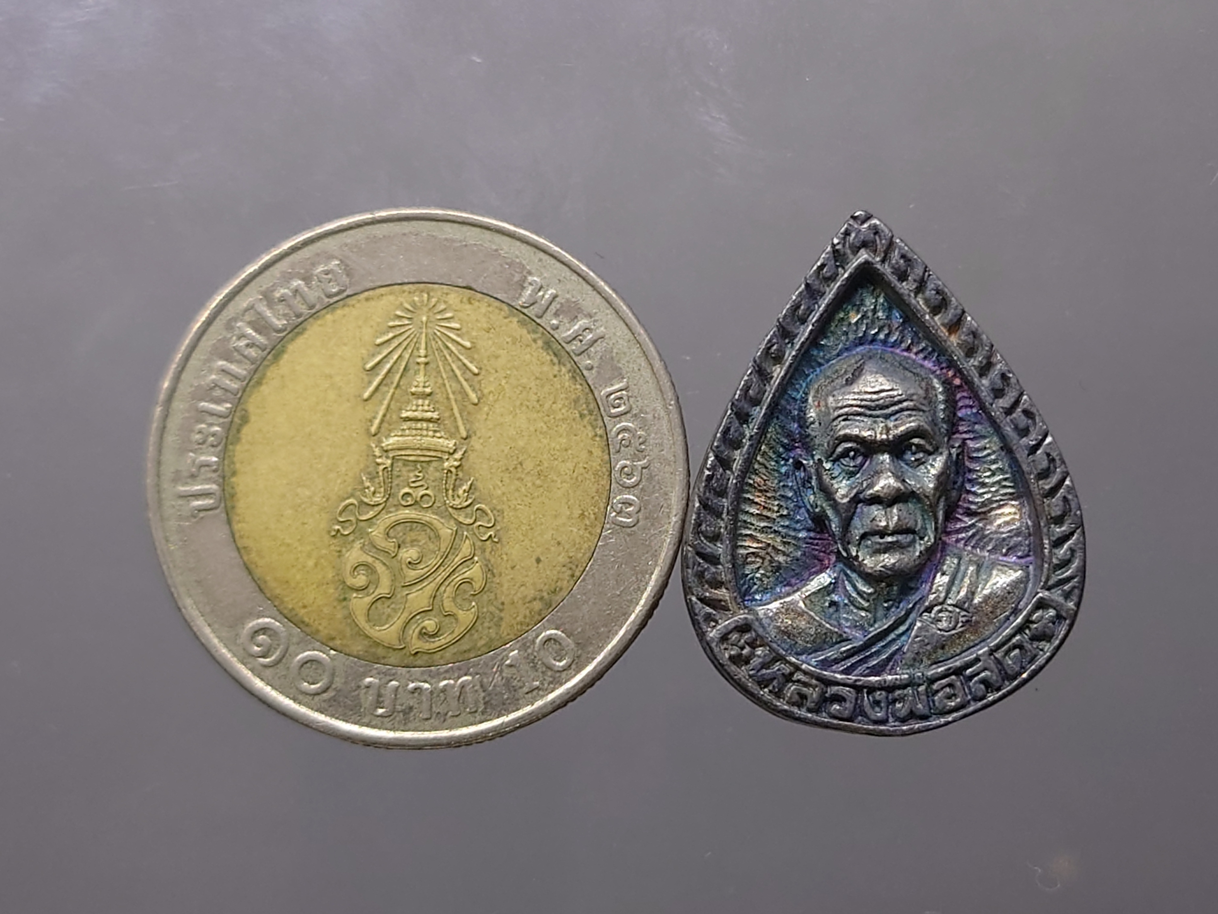 พระรูปเหมือนหลวงพ่อสด รุ่นแรก เนื้อเงินบริสุทธิ์ พิมพ์หยดน้ำ (โภคทรัพย์) วัดปากน้ำ ภาษีเจริญ ก.ท.ม. ปี2537 พร้อมกล่องเดิม
