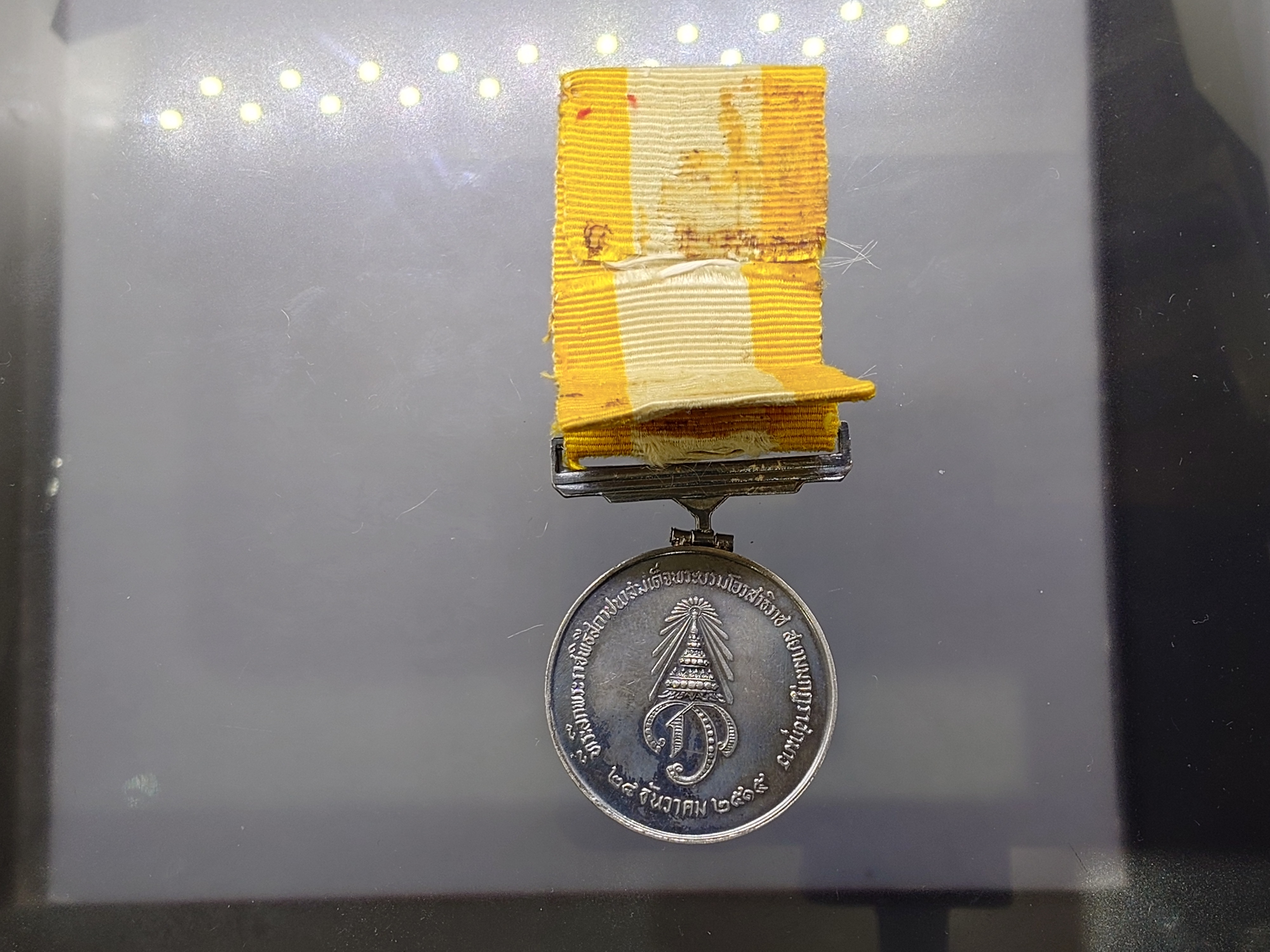 เหรียญแพรแถบ ที่ระลึกพระราชพิธีสถาปนาสมเด็จพระบรมโอรสาธิราช เนื้อเงิน ปี2515 แบบชาย แพรเดิมๆ