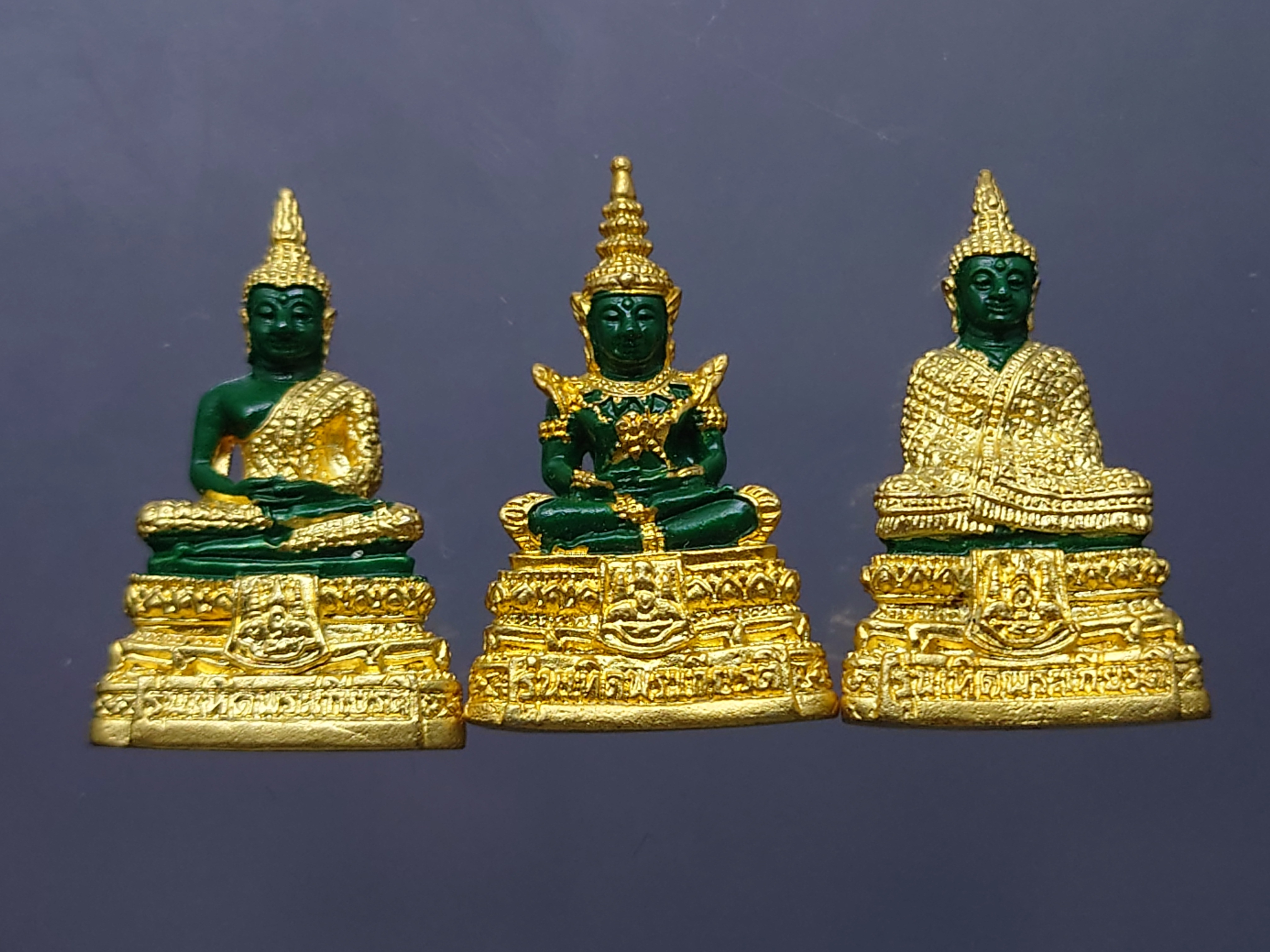 พระแก้วมรกต 3 ฤดู รุ่นเทอดพระเกียรติ เนื้อโลหะเคลือบเขียว เครื่องทรงชุบทอง มหาพุทธาภิเษก ณ วัดพระศรีรัตนศาสดาราม ปี2540 พร้อมกล่องเดิม หายาก นิยม