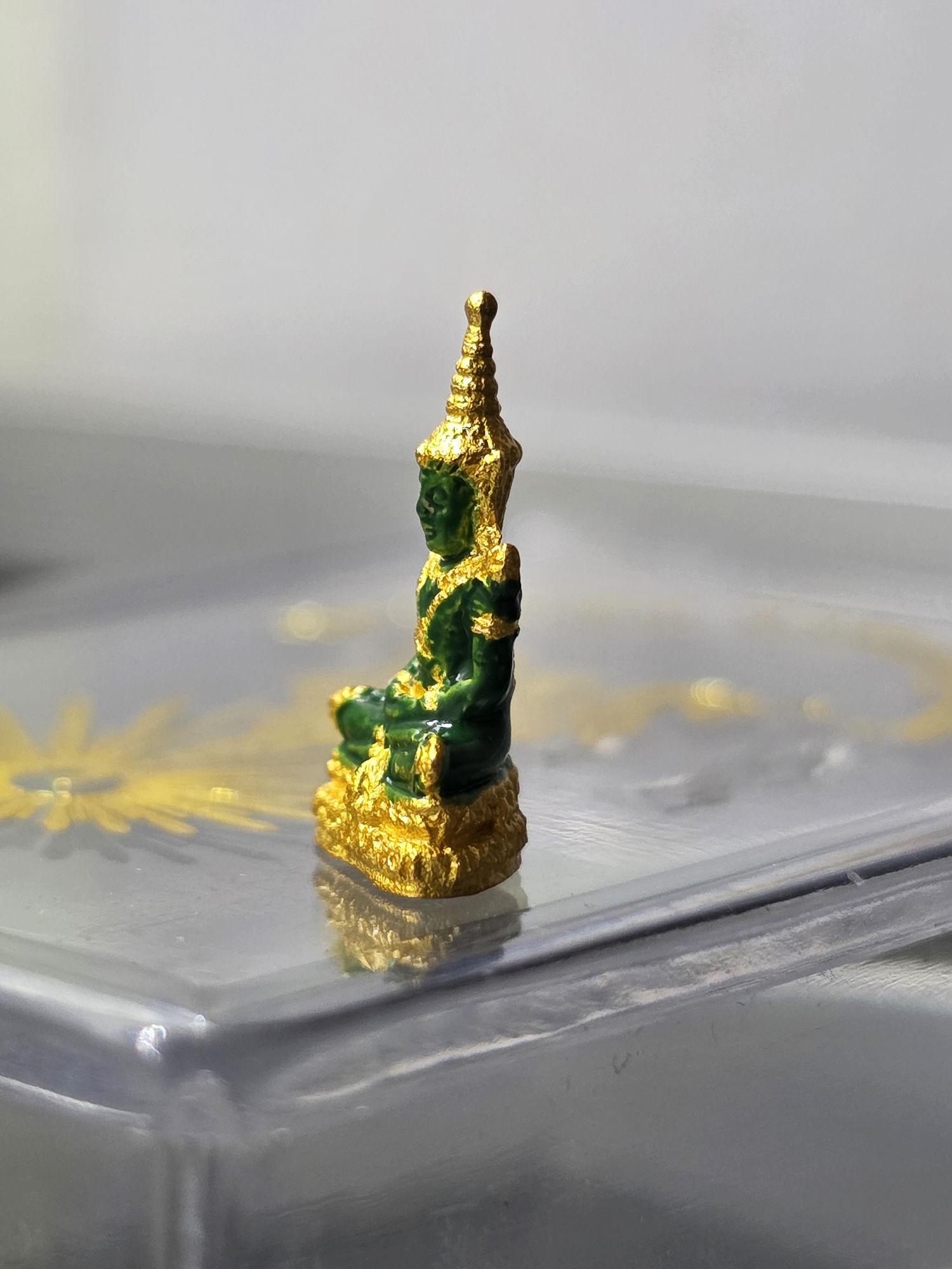 พระแก้วมรกต ทรงเครื่องฤดูร้อน เนื้อโลหะเคลือบสีเขียว เครื่องทรงชุบทอง (พิมพ์จิ๋ว 1.6 ซม.) สำนักพระราชวัง สร้าง พุทธาภิเษก ณ วัดพระศรีรัตนศาสดาราม พ.ศ.2547