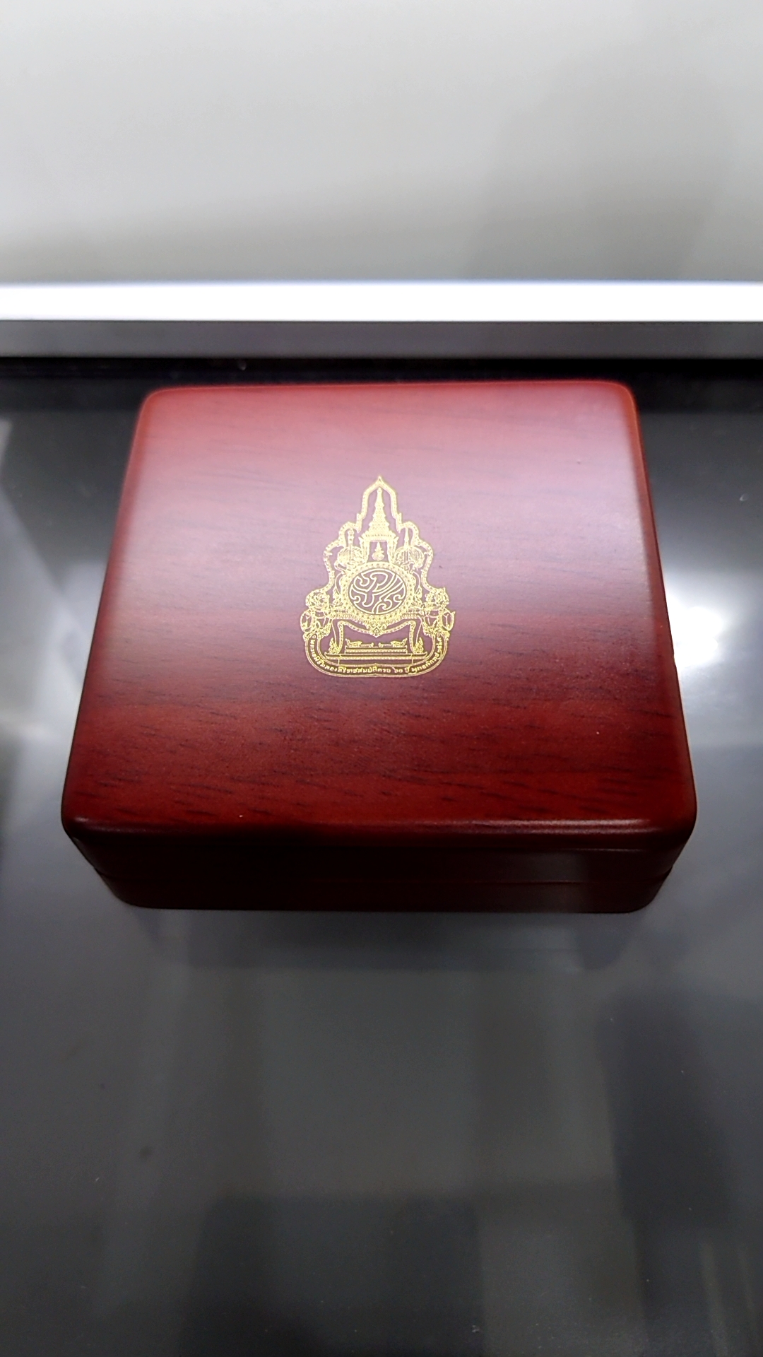 เหรียญเงินขัดเงา-โฮโรแกรม ฉลองสิริราชสมบัติครบ 60 ปี พร้อมกล่องไม้ และใบเซอร์ พ.ศ.2549