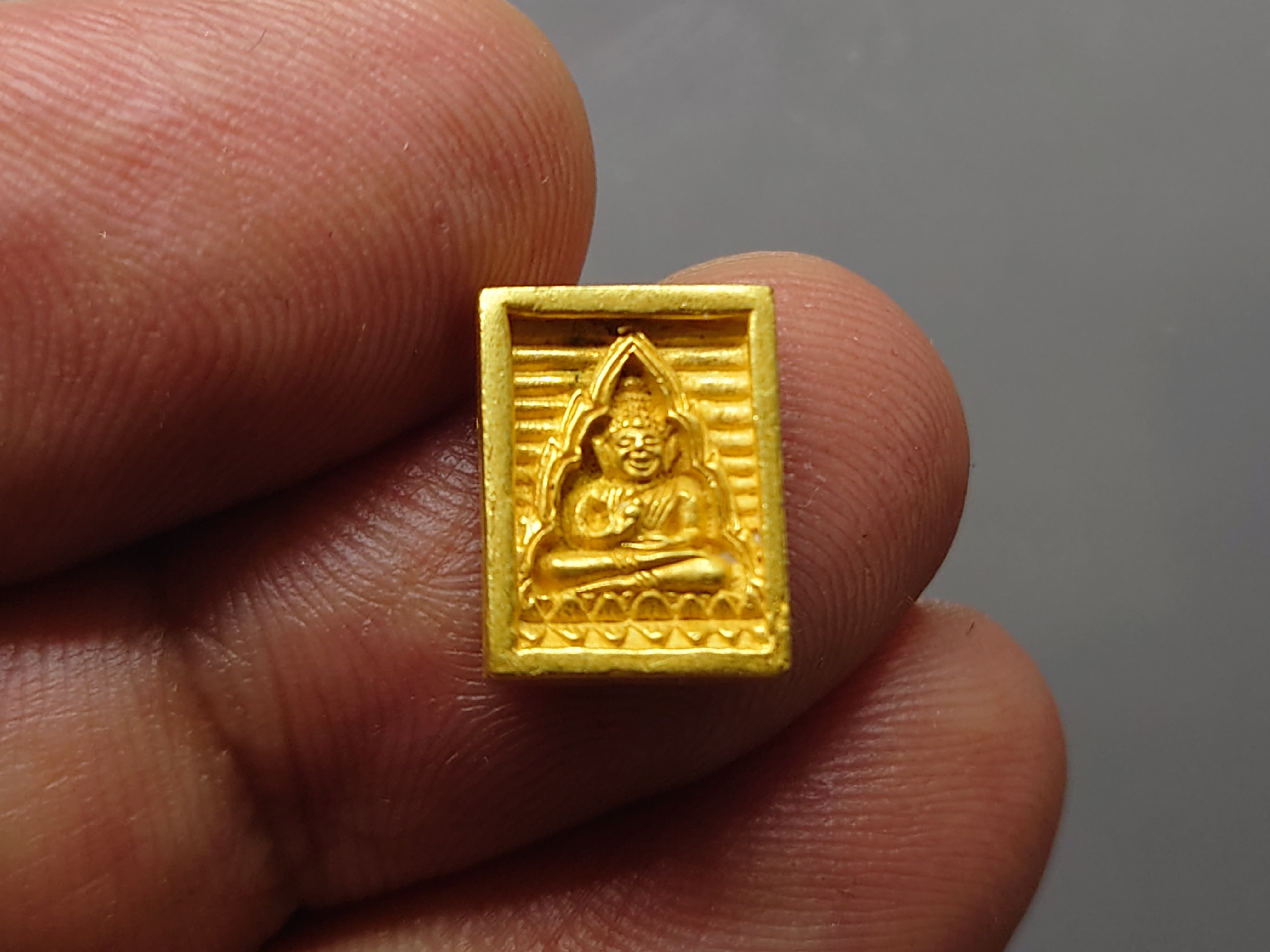 พระของขวัญวัดปากน้ำ เนื้อทองคำ (หนัก 3.78 กรัม) รุ่นซื้อที่ดินถวาย(พิมพ์มหาปฐพี) พิมพ์เล็ก วัดปากน้ำ 2534