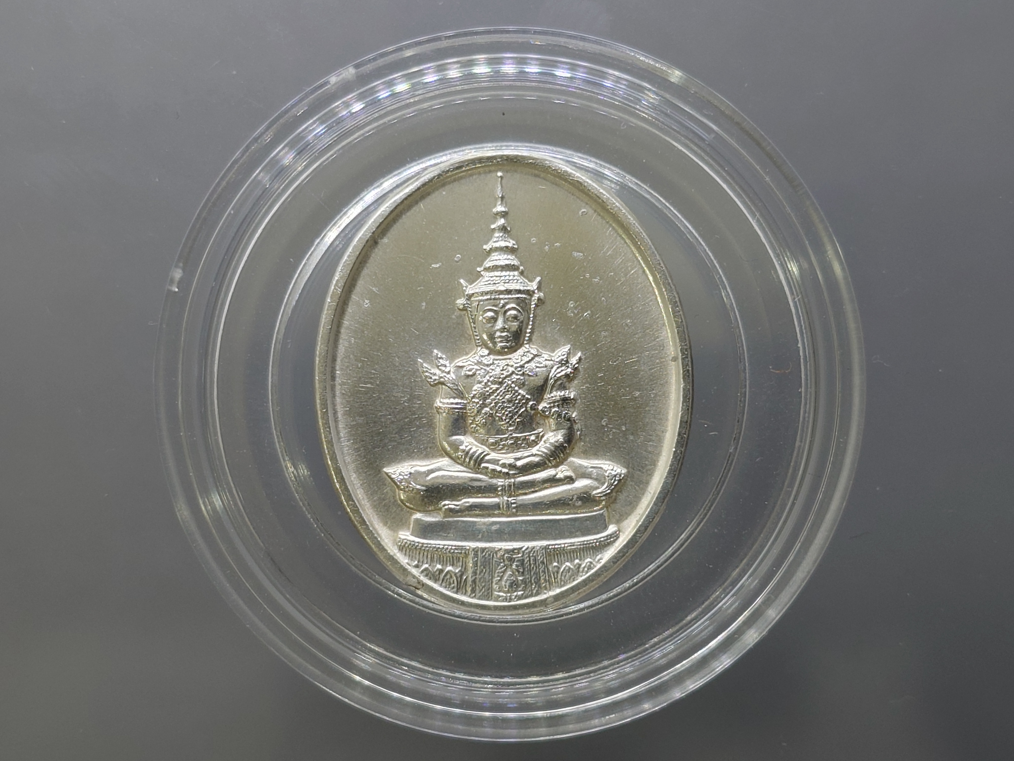 พระแก้วมรกต หลัง ภปร.เครื่องทรงฤดูร้อน เนื้อเงิน (ด้านหลังมีราชศรัทธา) ฉลองวัดพระศรืรัตนศาสดาราม ปี 2525