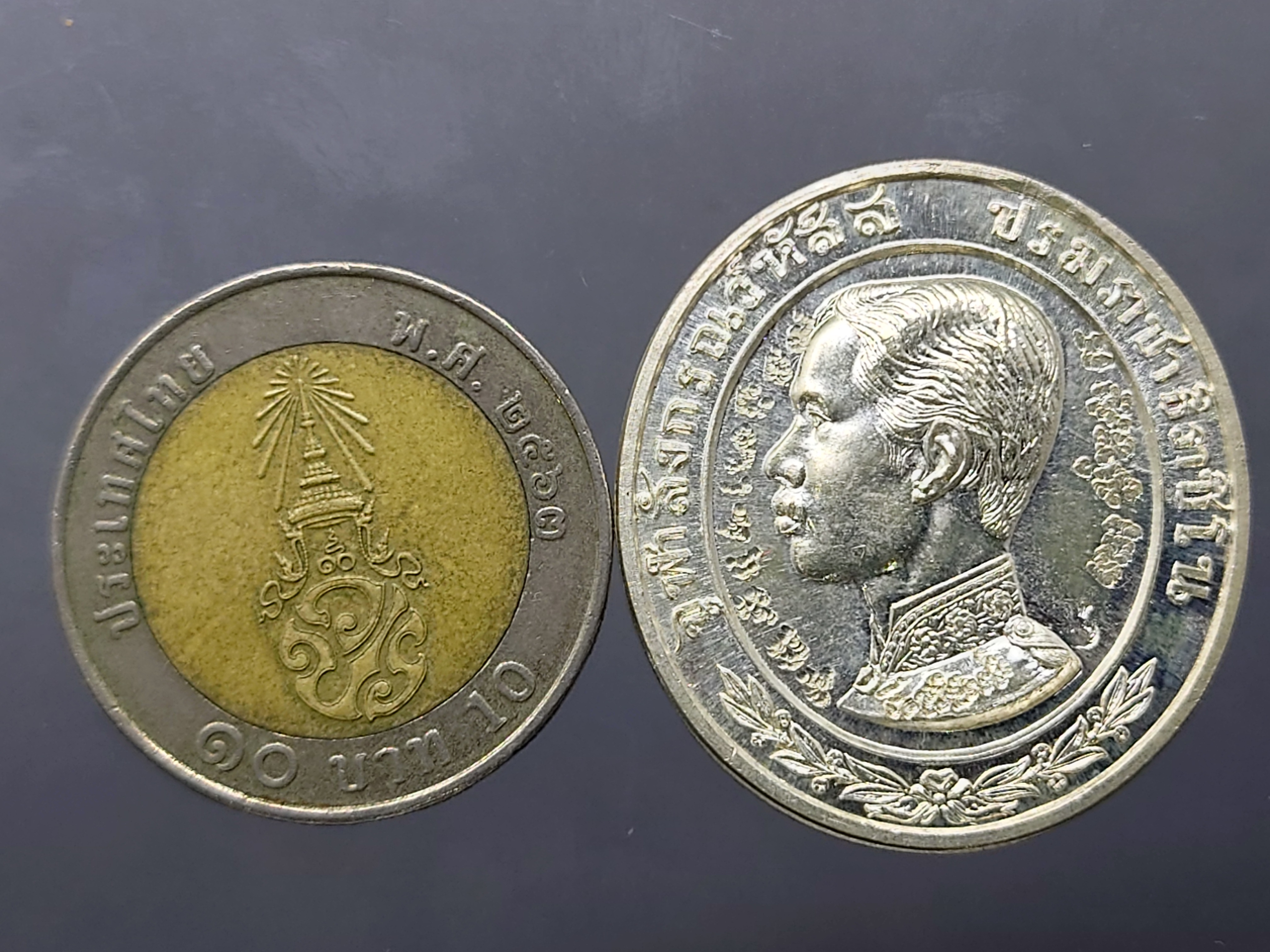 เหรียญรัชกาลที่5 ทรงยินดี เนื้อเงิน ขนาด 3.2 ซ.ม.ที่ระลึกสร้างโรงพยาบาลพานทอง ปี2535 พร้อมตลับเดิม