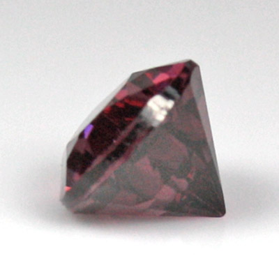 โกเมนสีม่วงหรือโรโดไลท์ (Rhodolite Garnet) 1.69 กะรัต สีม่วง รูปร่างหยดน้ำ