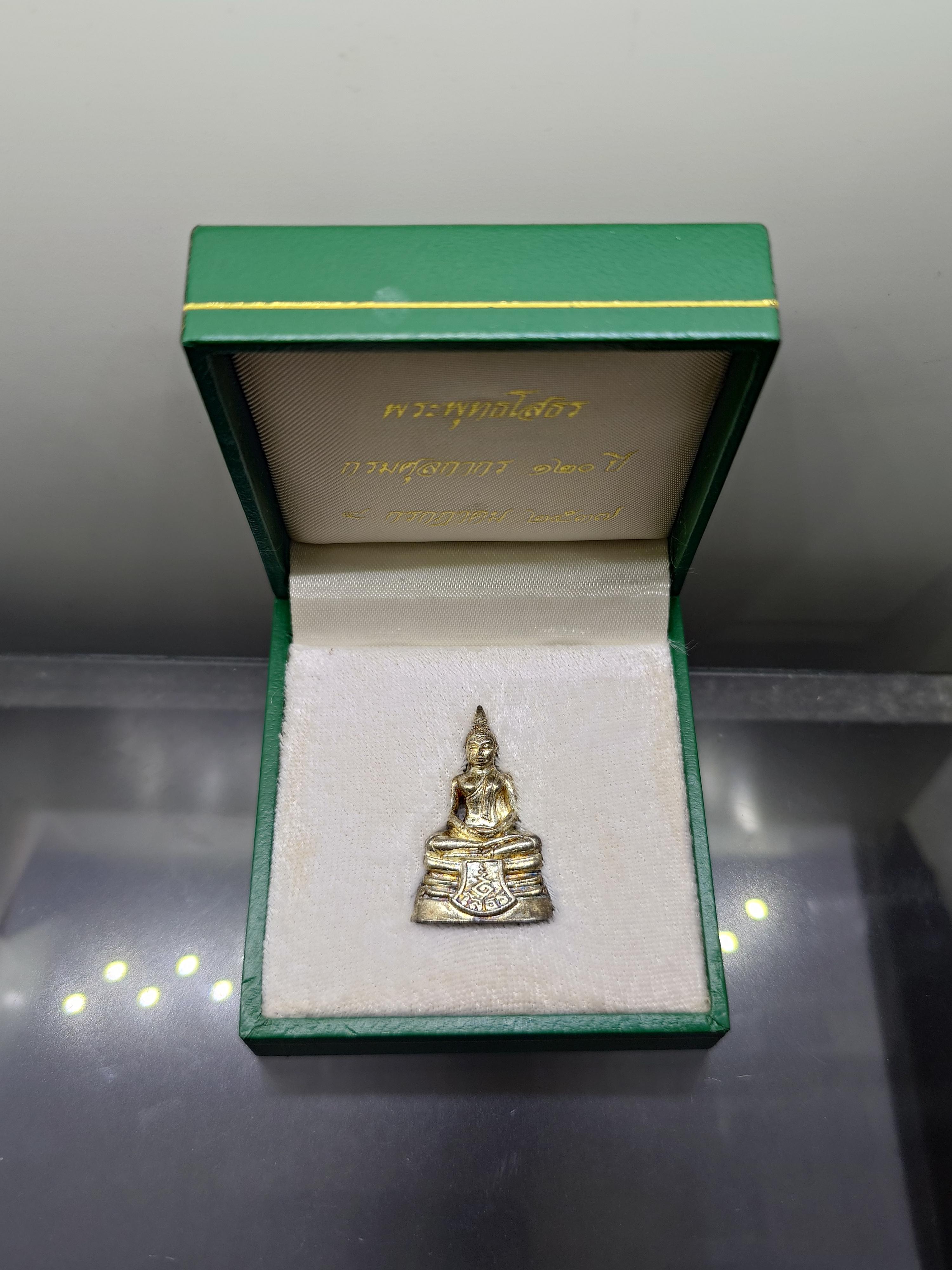 พระพุทธโสธร เนื้อเงินขัดเงา ที่ระลึกกรมศุลกากร 120 ปี โคท ๔๙๓๕๗ พ.ศ.2537 พร้อมกล่องเดิม