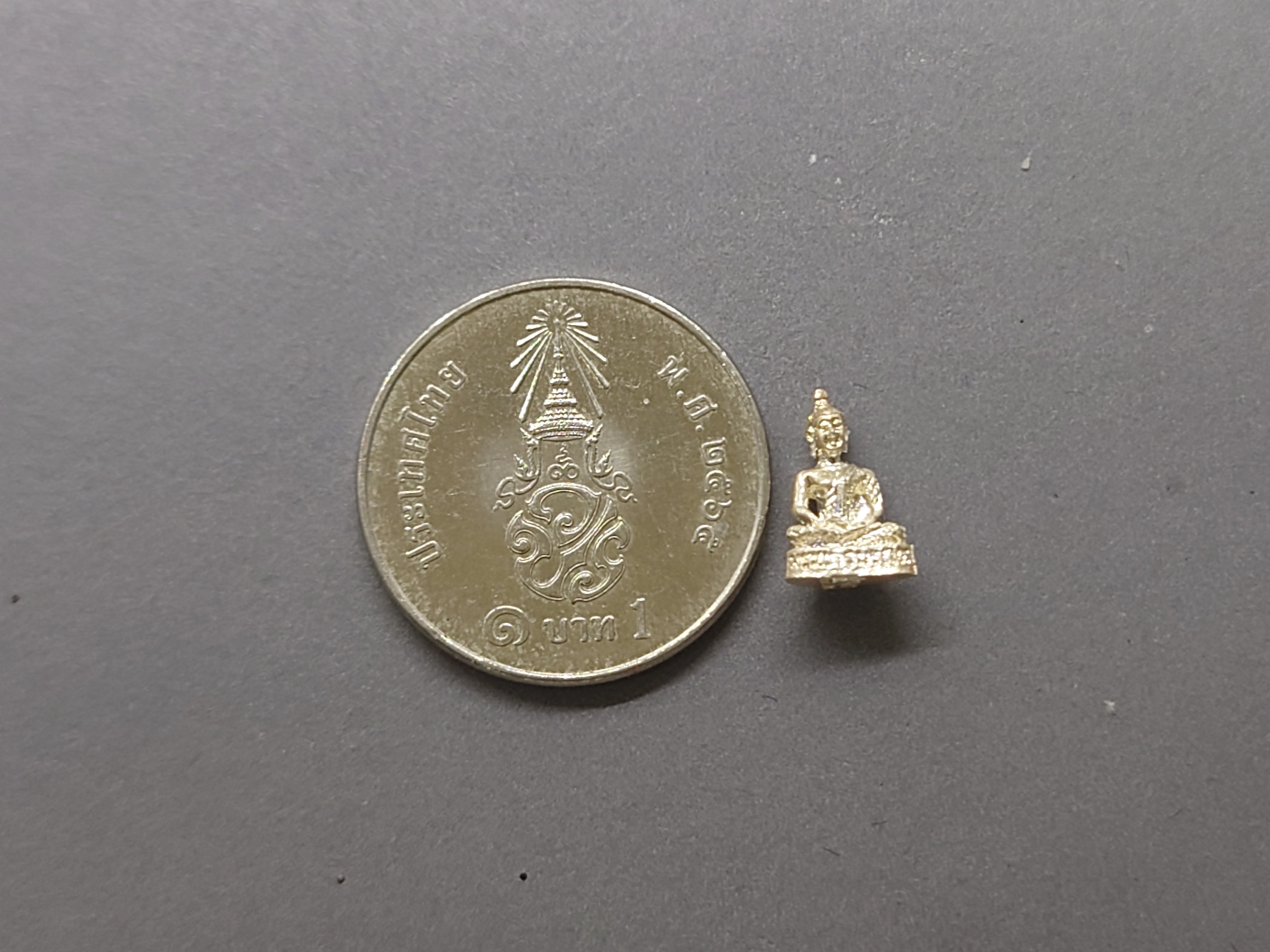 พระแก้วมรกต ทรงฤดูฝน รุ่นเทอดพระเกียรติ เนื้อเงิน พิมพ์จิ๋ว สูง 1 ซ.ม.มหาพุทธาภิเษก ณ วัดพระศรีรัตนศาสดาราม (วัดพระแก้ว) ปี2540 พร้อมตลับเดิม