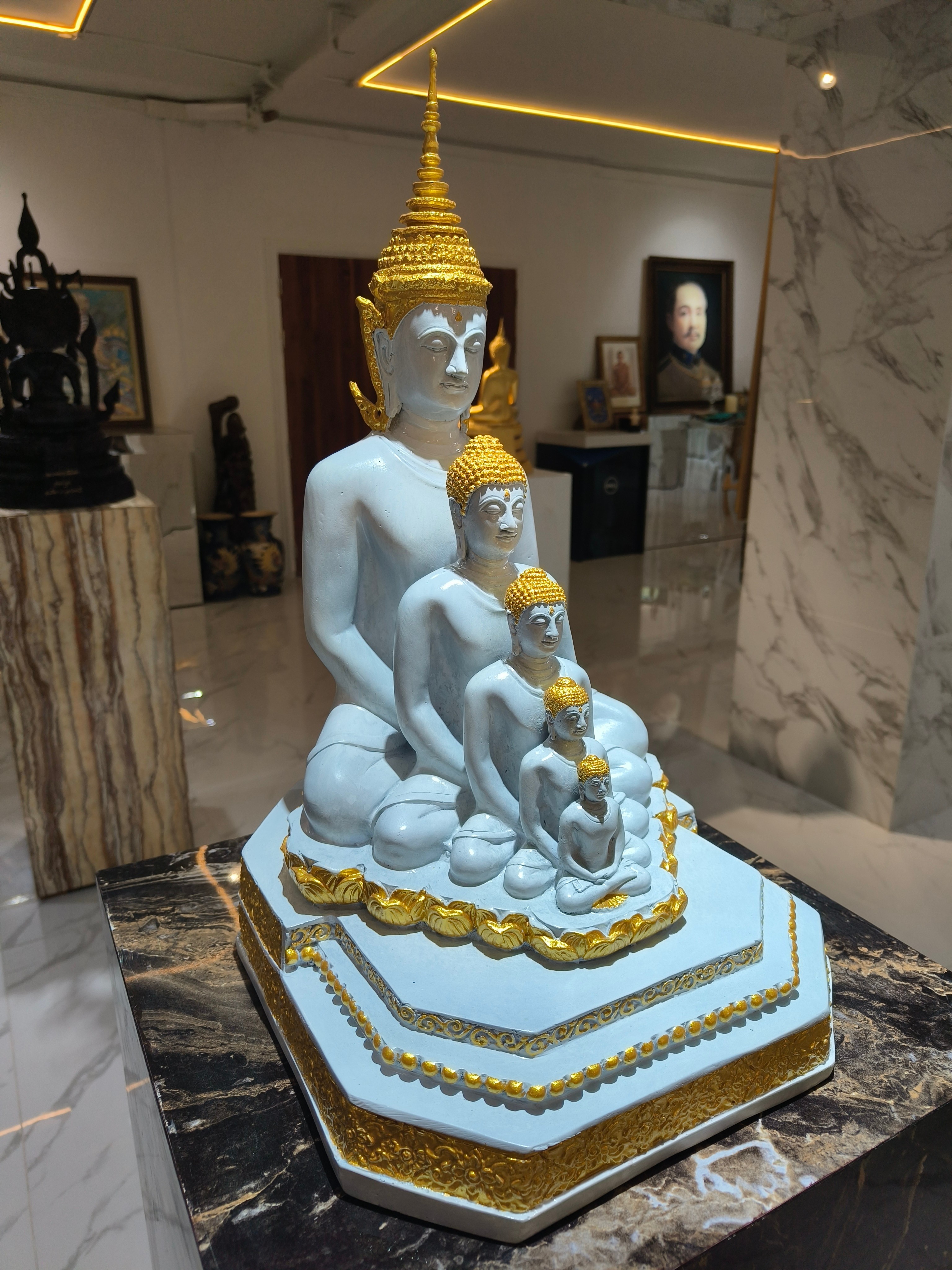 พระพุทธเจ้า 5 พระองค์ หน้าตัก 9 นิ้ว วัดพระธาตุผาซ่อนแก้ว
