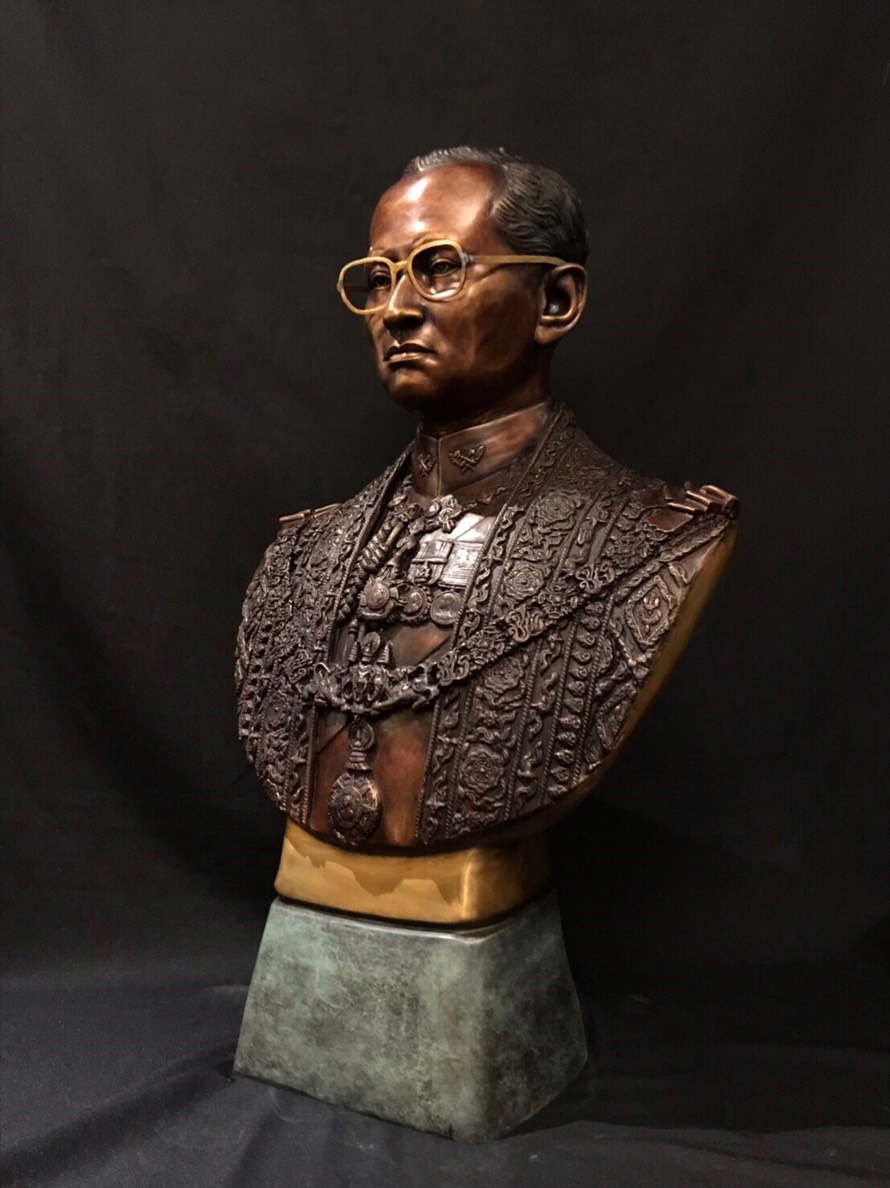 พระบรมรูปหล่อในหลวง รัชกาลที่ 9 รุ่น ขนาดใหญ่ ฉลองสิริราชสมบัติ 60 ปี