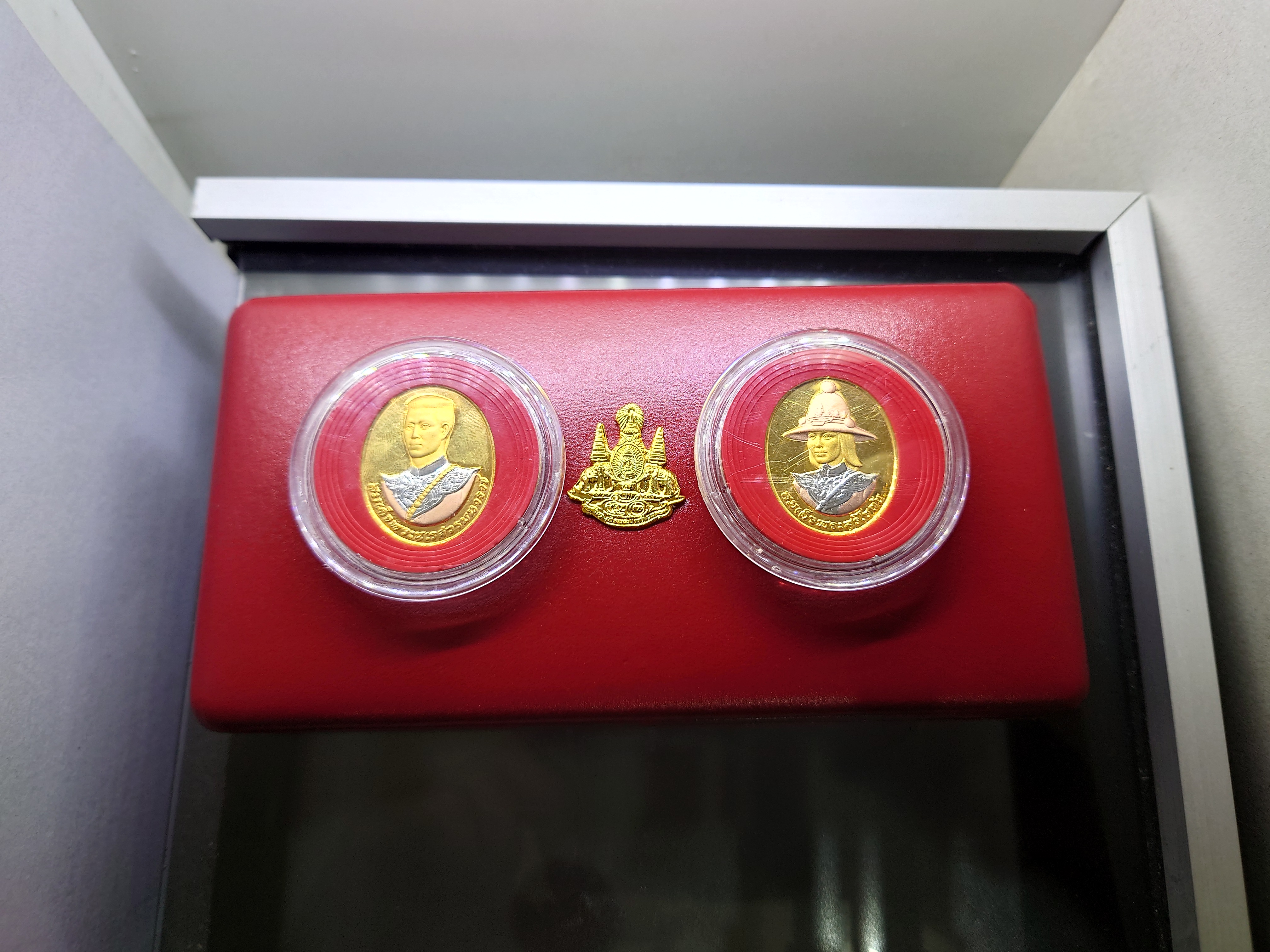 เหรียญสมเด็จพระนเรศวรมหาราช-พระสุริโยทัย หลัง พระนามาภิไธย สก ( สมเด็จพระราชินี โปรดเกล้าให้สร้าง) เนื้อทองแดงชุบสามกษัตริย์ บล็อกกษาปณ์ 2538 พร้อมกล่องหนัง