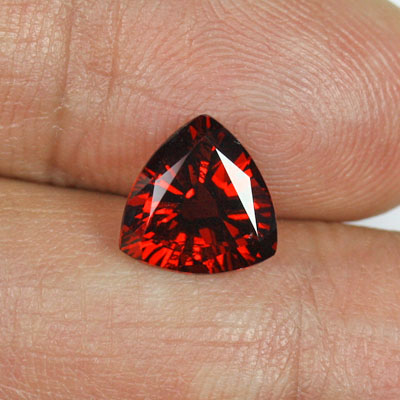 **ขายแล้ว**โกเมนสีม่วงเเดงหรือโรโดไลท์ (Rhodolite Garnet) 2.36 กะรัต เเดงอมม่วงเข้ม รูปร่างดี ไฟดี
