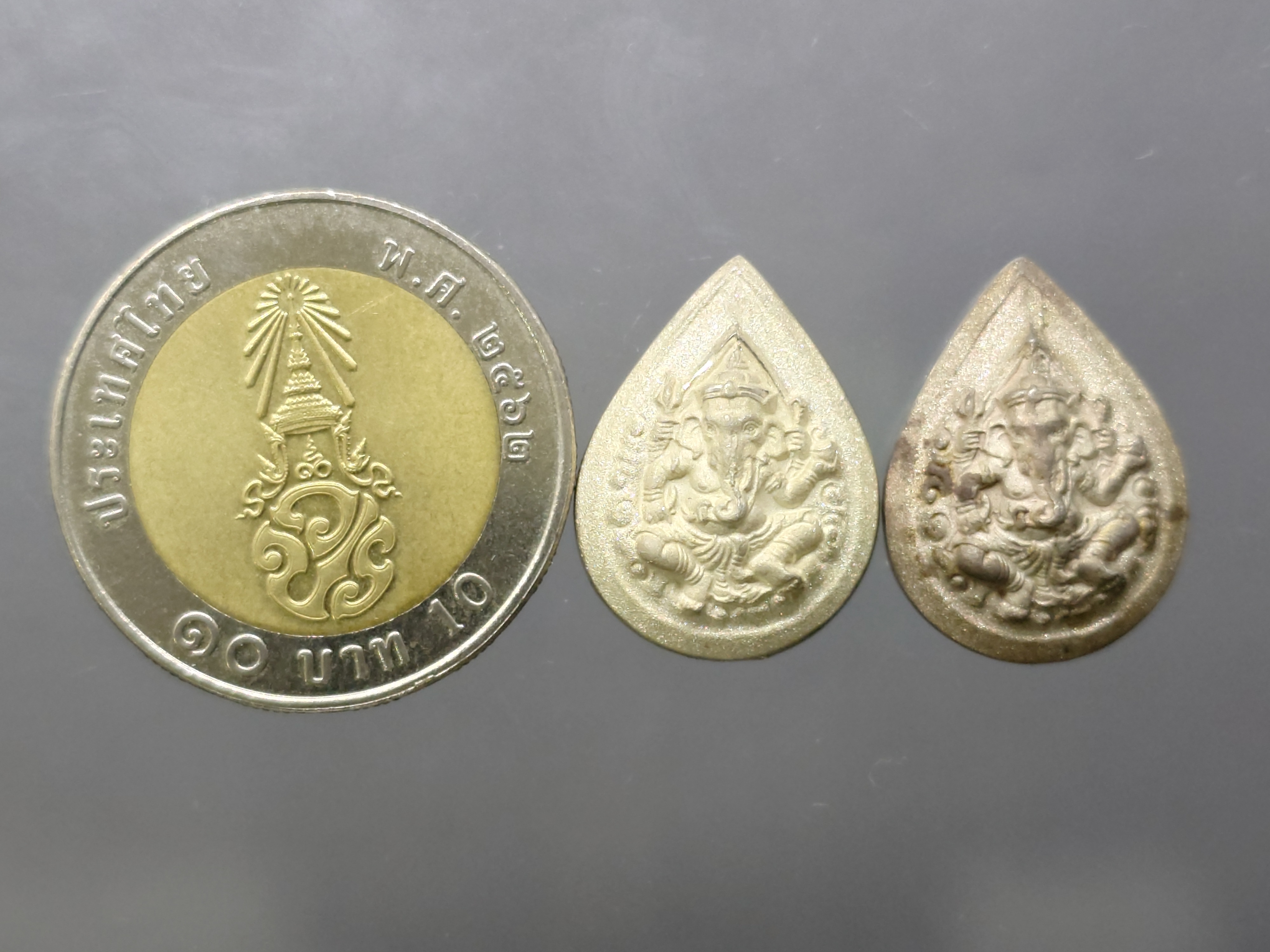 พระพิฆเนศวร ญสส กาญจนาภิเษกครองราช 50 ปี รัชกาลที่9 เนื้อเงิน และ ทองทิพย์ พิมพ์เล็กวัดบวรนิเวศวิหาร พ.ศ.2538 พร้อมกล่องเดิม กล่องชุดทองคำ