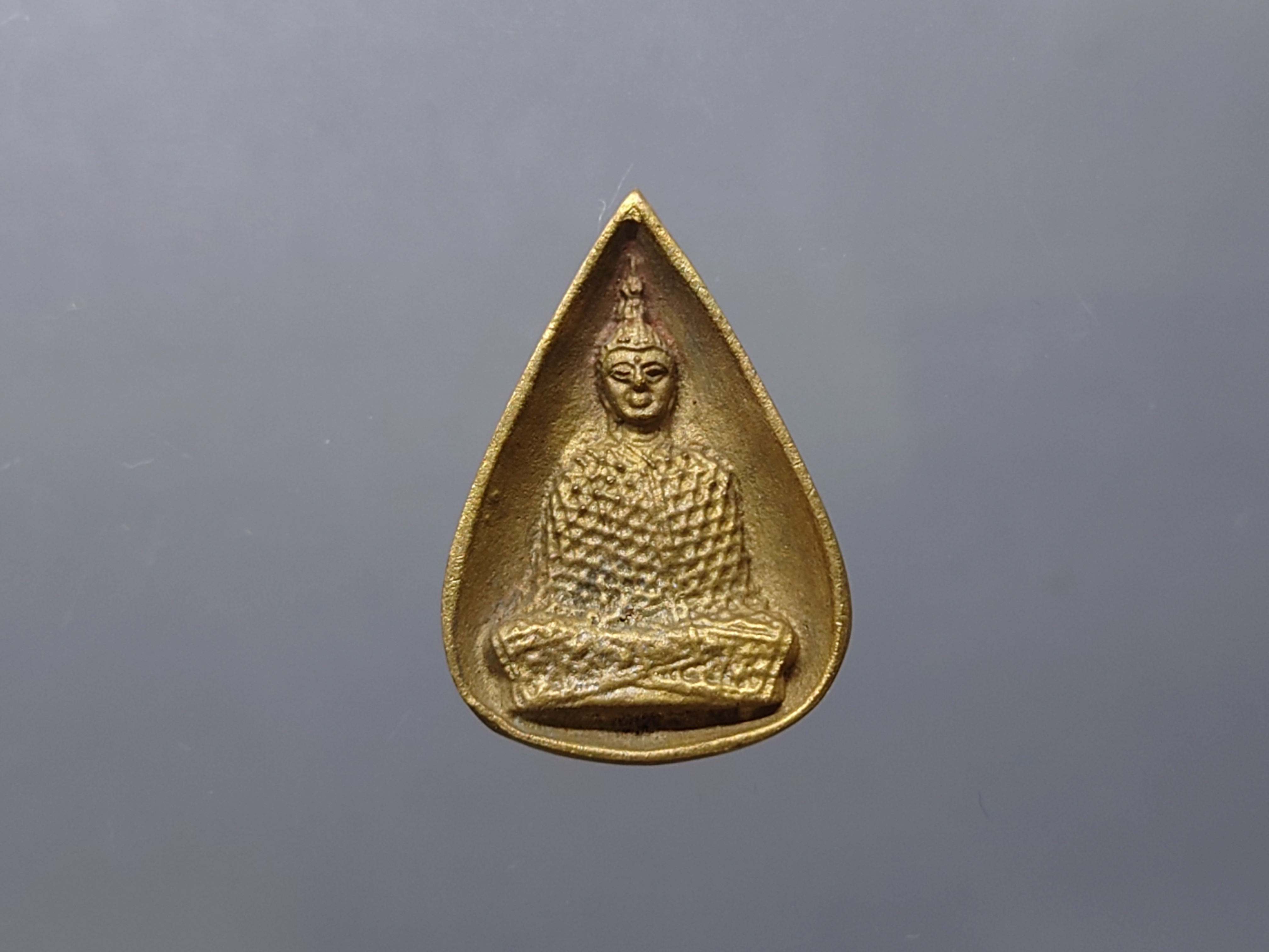 พระแก้วมรกต ทรงเครื่องฤดูหนาว เนื้อนวะ รุ่น 23 ตุลามหามงคล พิมพ์ใบโพธิ หลวงพ่อเกษม เขมโก ปลุกเสก สำนักสุสานไตรลักษณ์ ลำปาง ปี2538 พร้อมกล่อง