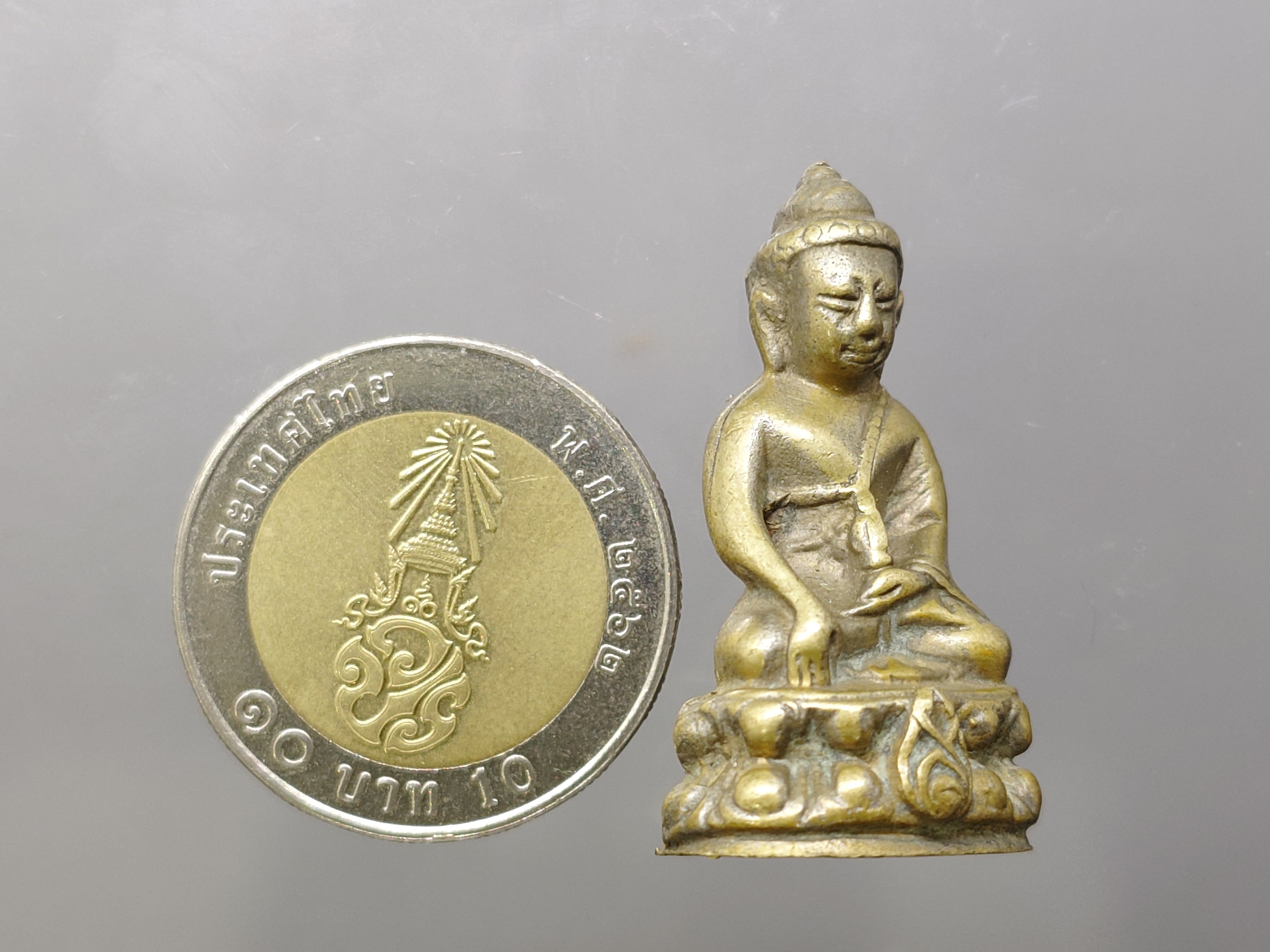 พระกริ่ง สว. สมเด็จย่า เนื้อสัมฤทธิ์ ขนาดสูง 3.5 ซ.ม.ในหลวงเสด็จเททอง วัดพระแก้ว จ.เชียงราย ปี2534 พร้อมตลับเดิม