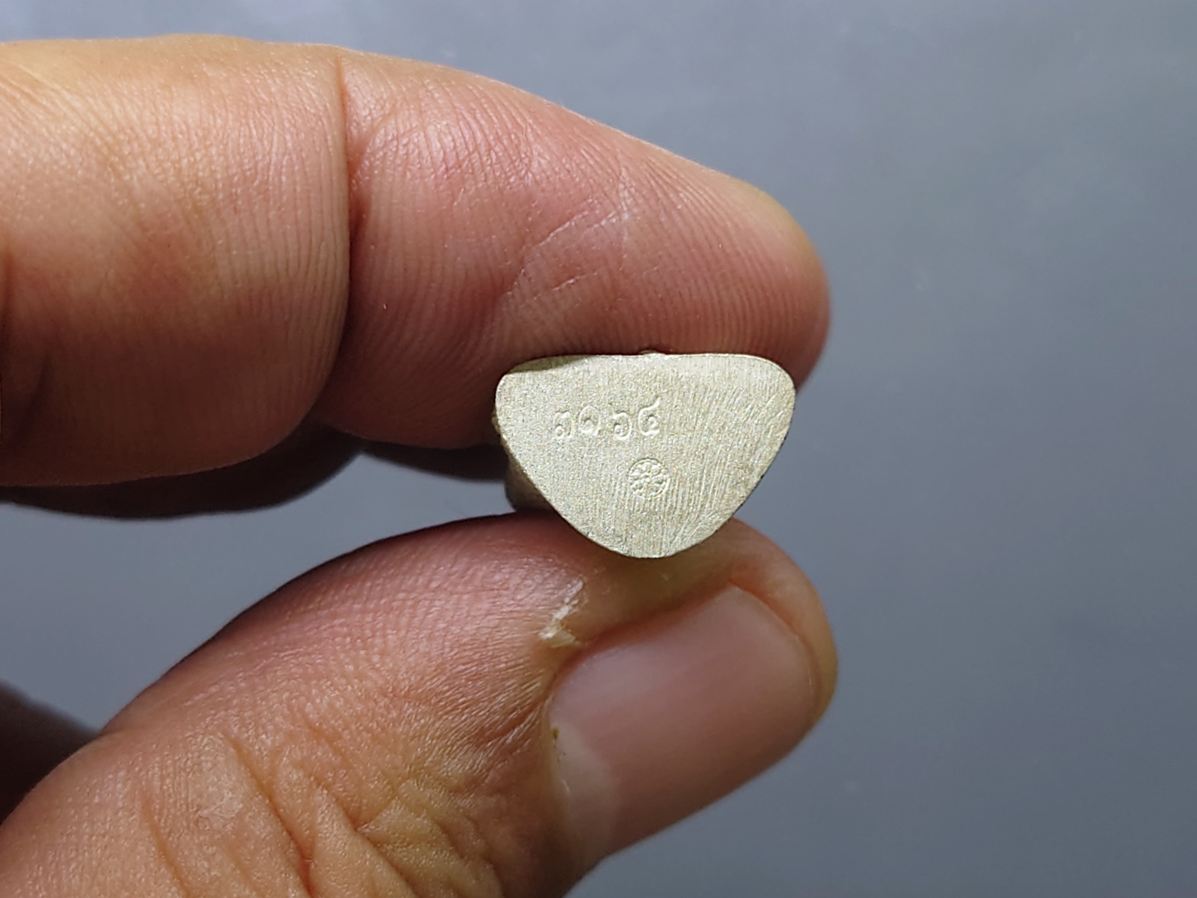 พระแก้วมรกต สธ.ทรงฤดูหนาว ลอยองค์ เนื้อเงินพ่นทราย สมเด็จพระเทพฯจัดสร้าง วัดบวรนิเวศวิหาร ปี 2538 พร้อมกล่องเดิม รับประกันแท้