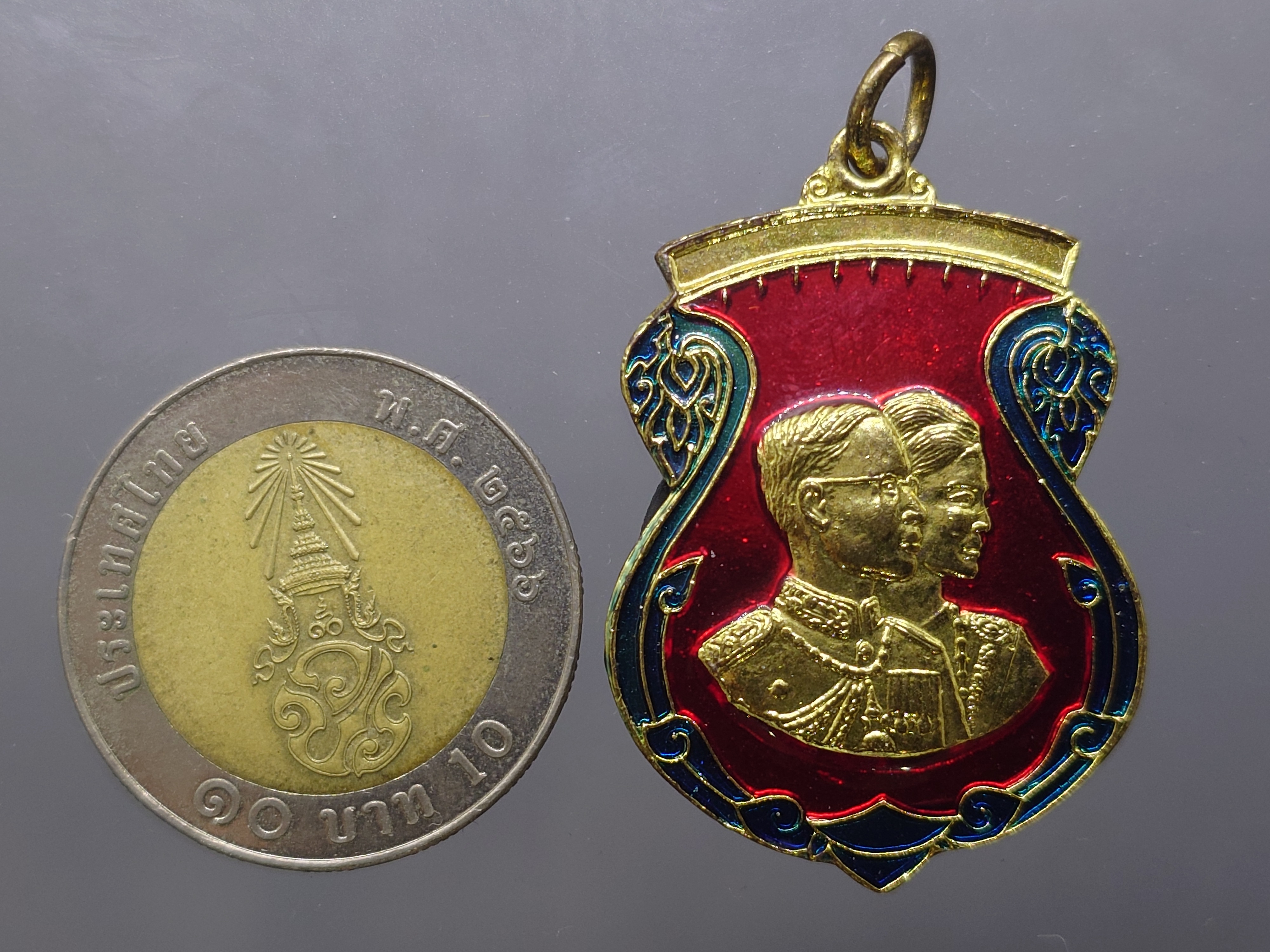 เหรียญในหลวง-พระราชินี เสด็จในงานทรงตัดลูกนิมิต (หลวงปู่โต๊ะ ร่ามปลุกเสก) เนื้อกาหลั่ยทองลงยา วัดศรีจันทร์ประดิษฐ์ ปี2522 พร้อมกล่องพระราชทาน ปี2561