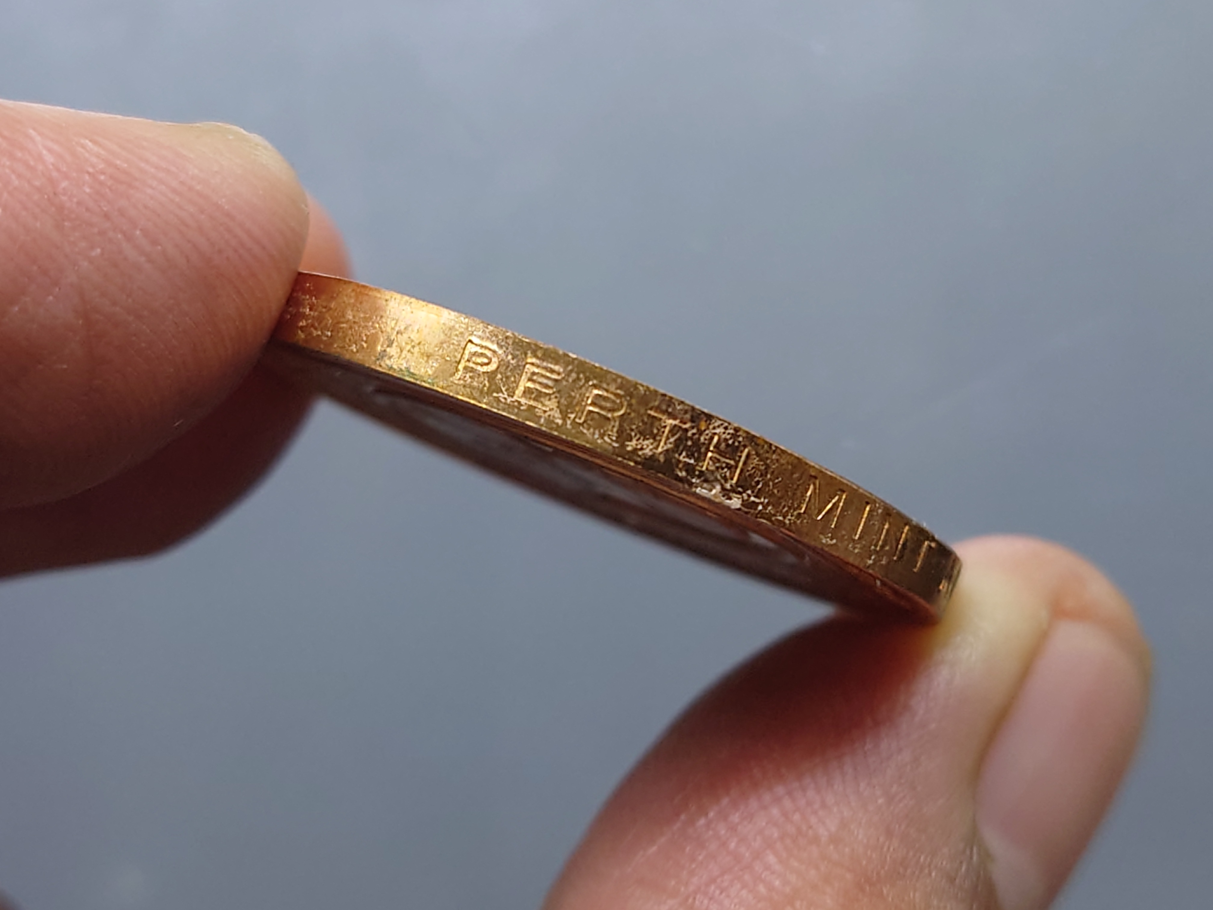 เหรียญเทิดพระเกียรติ ร.๕ เนื้อทองแดงขัดเงาพ่นทราย บล๊อกเพิร์ทมิ้นท์ พิมพ์ใหญ่ หลวงพ่อเกษม เขมโก สำนัก ไตรลักษณ์ ปี2538 พร้อมตลับ