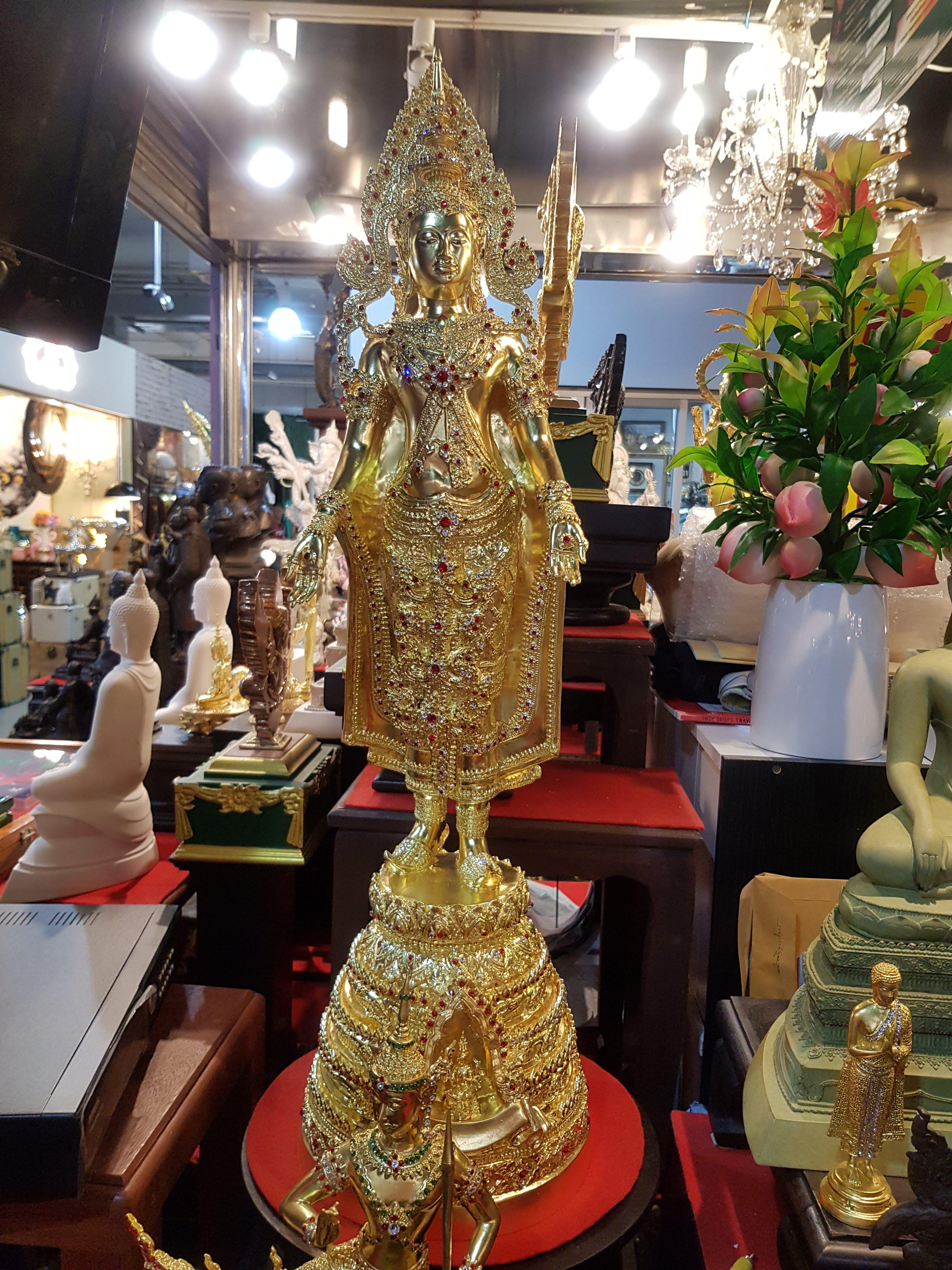 รูปหล่อพระพุทธมหาจักรพรรดิ ปางเปิดโลกทรงเครื่อง วัดกษัตราธิราชวรวิหาร จ.อยุธยา ปิดทองคำเปลว ติดคริสตัล