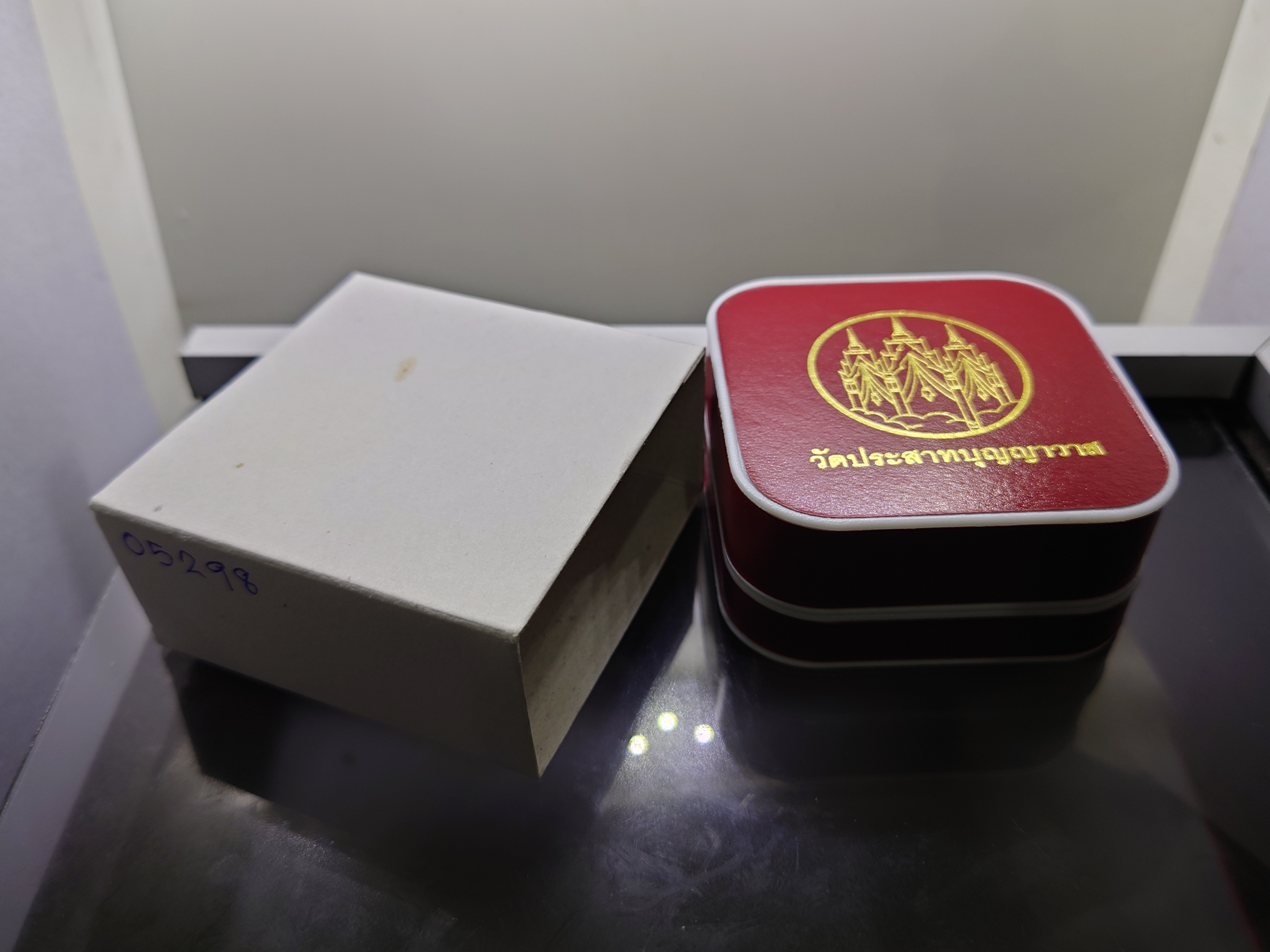 เหรียญหลวงปู่ทวด เนื้อเงิน 3 K รุ่นมงคลบารมี วัดประสาทบุญญาวาส พ.ศ.2545 พิมพ์สามเหลี่ยม ขนาดสูง 2.3 ซ.ม. พร้อมกล่องเดิม