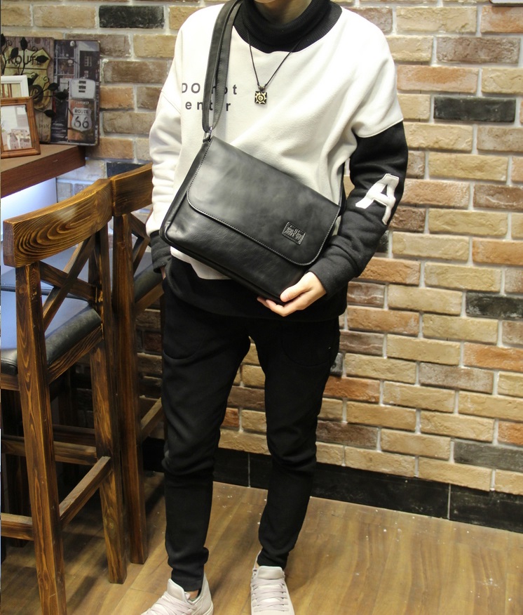 กระเป๋าสะพายข้างผู้ชาย รหัส A004