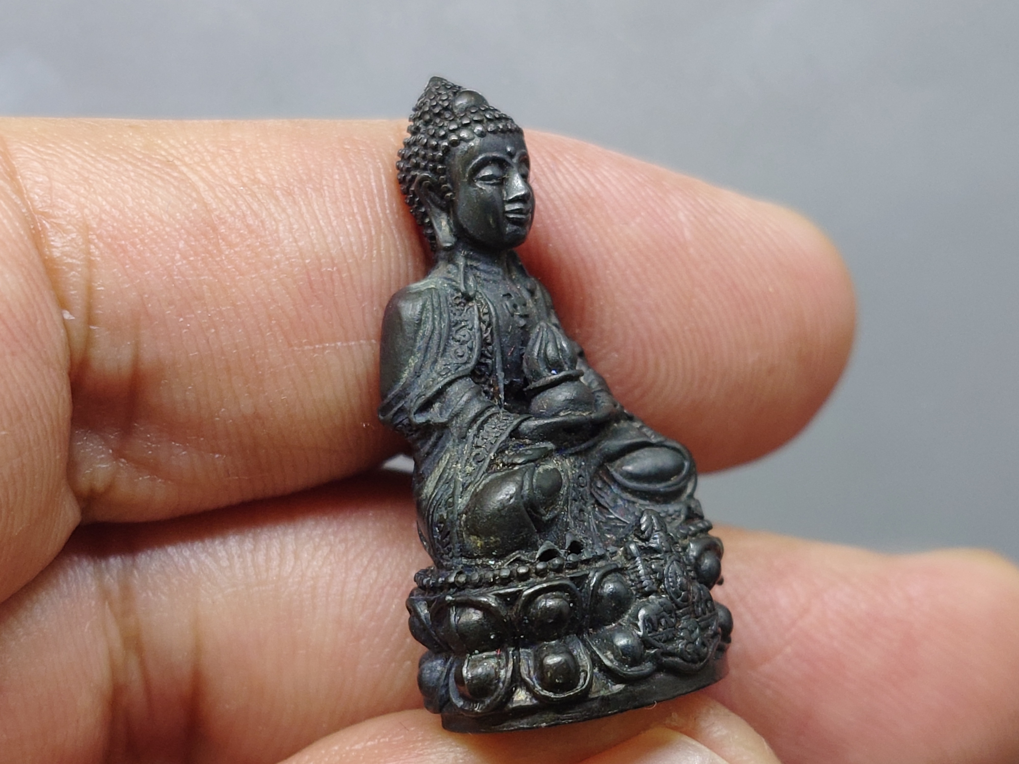 พระกริ่งยูไลฮุก โครงการพัฒนาบูรณะพระอุโบสถ วัดแก้วแจ่มฟ้า เนื้อนวะโลหะพิเศษผสมทองคำ (แจกเฉพาะกรรมการ) สร้างเนื่องในวาระ พระบาทสมเด็จพระเจ้าอยู่หัว ทรงครองสิริราชสมบัติครบ 50 ปี พ.ศ.2539 พร้อมกล่องเดิม