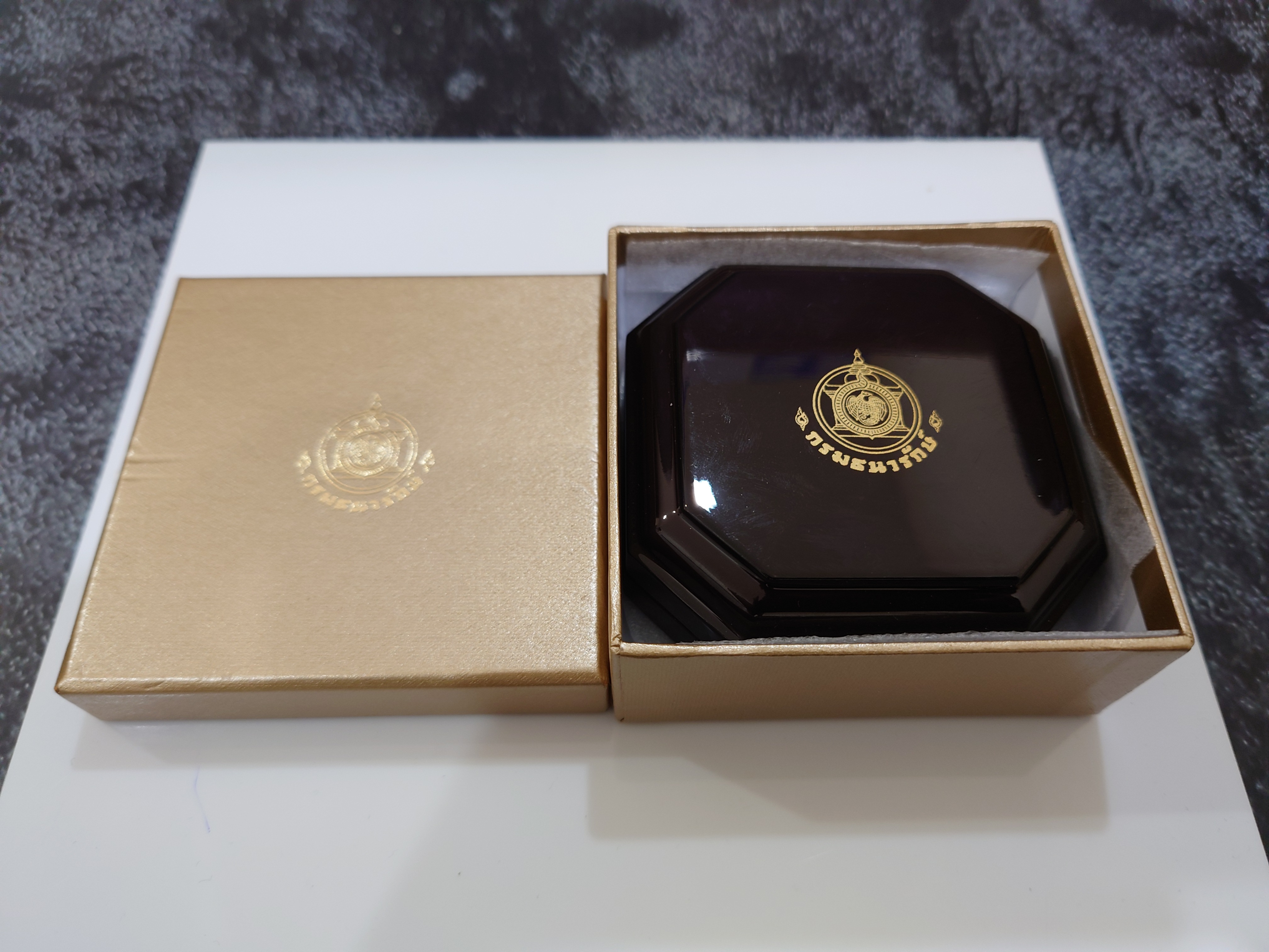 กล่องไม้ใส่เหรียญทองคำ 8 เหลี่ยม (หรือใส่เหรียญขนาดตลับวงนอก 4.5 เซน) จากกรมธนารักษ์ ผ่านใช้ สภาพสวย 95 %