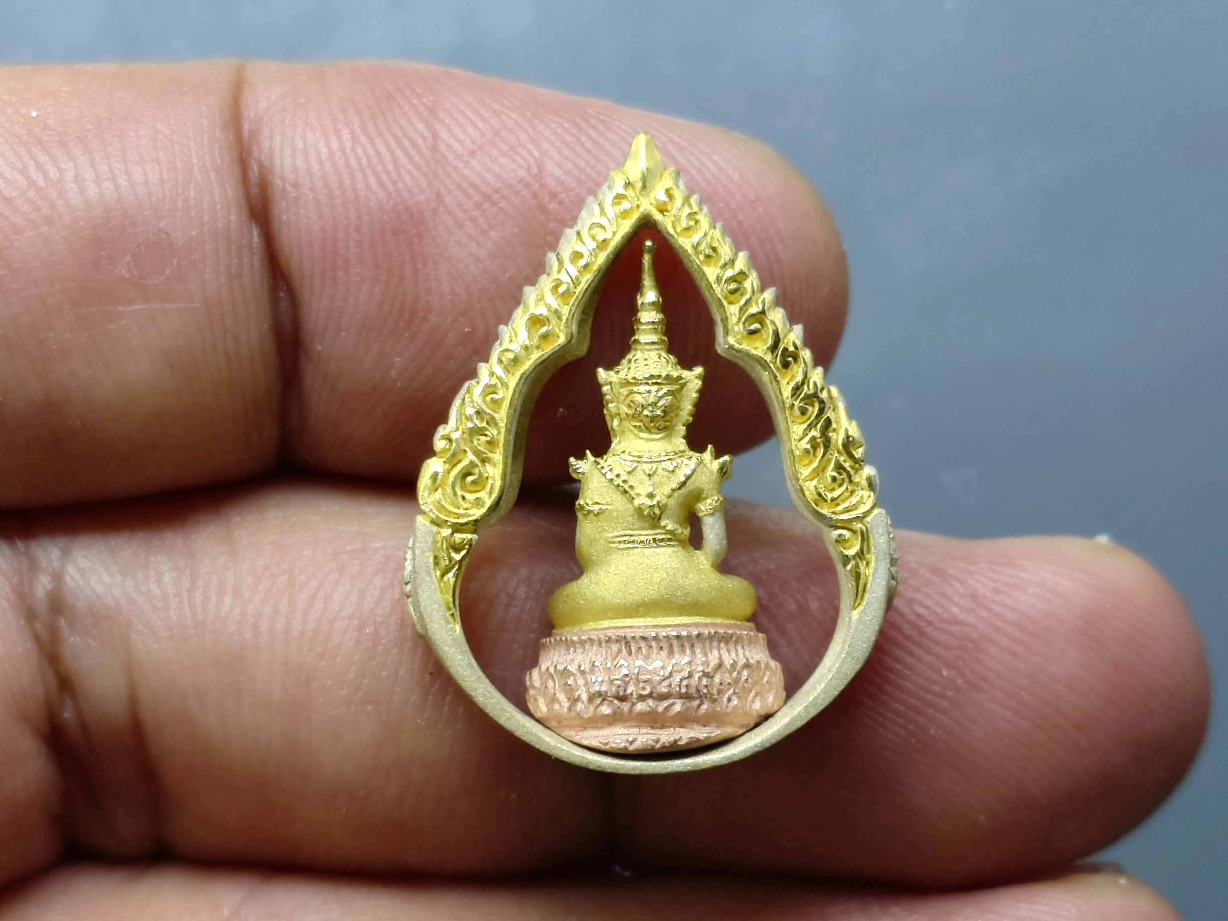 พระแก้ว 75 พรรษา รัชกาลที่9 เนื้อเงินสามกษัตริย์ พิมพ์หยดน้ำ ขนาดสูง 2.8 เซน ปี2545 พร้อมกล่องเดิม