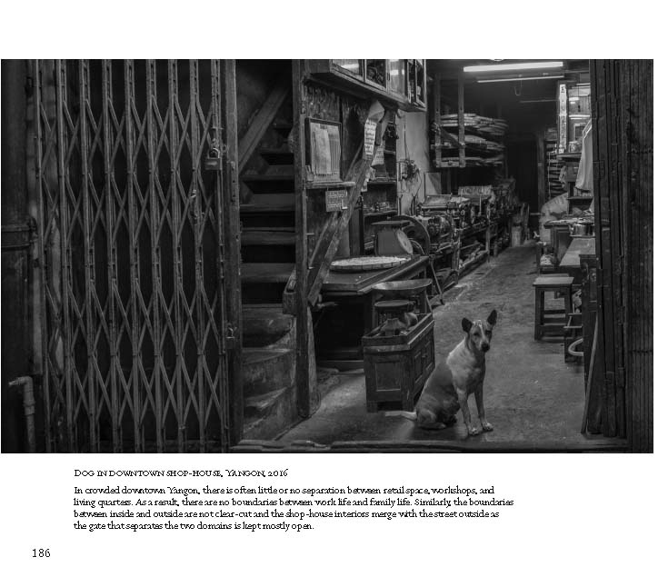 Riverbooks หนังสือประวัติศาสตร์ : Catching the light A Journey across Myanmar