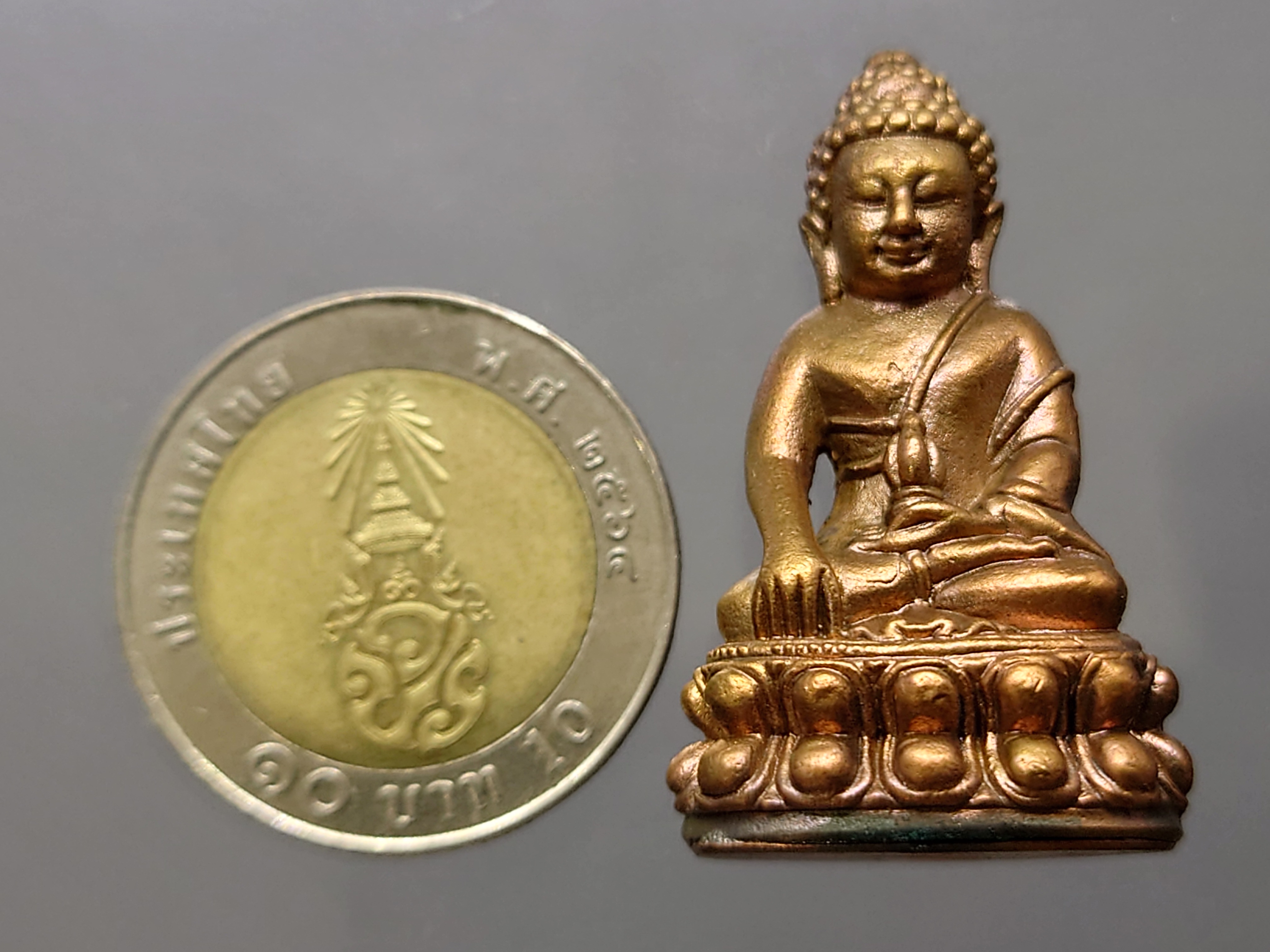 พระกริ่งพุทโธ ภ.ป.ร.เนื้อสัมฤทธิ์ ฐานทองแดง ขนาดสูง 3.8 ซ.ม.วัดบวรนิเวศวิหาร ปี2554 พร้อมกล่องเดิม