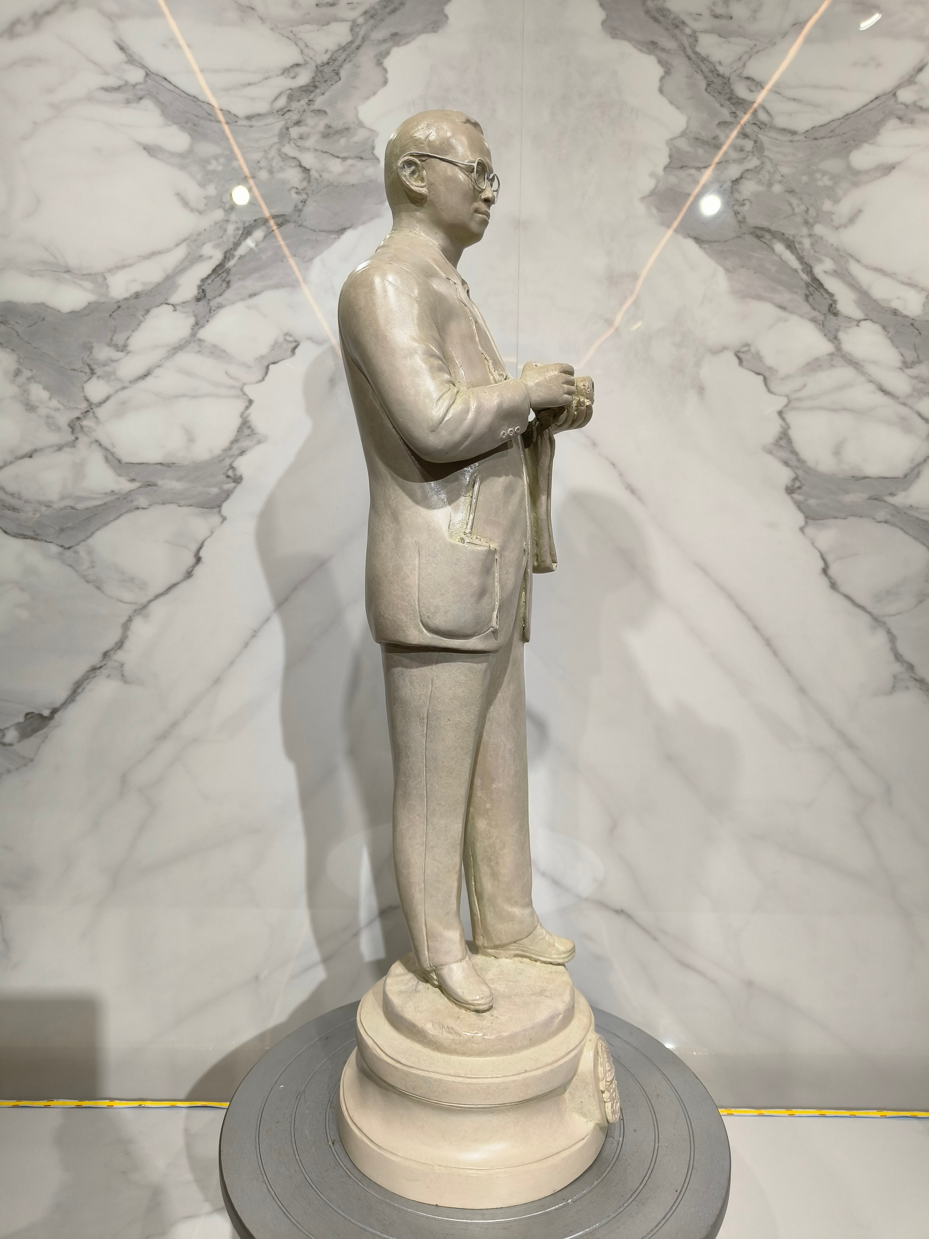 พระบรมรูปหล่อในหลวง รัชกาลที่ 9 รุ่น พ่อหลวงทรงงาน (ถือกล้องถ่ายรูป) หน้าตัก 9 นิ้ว