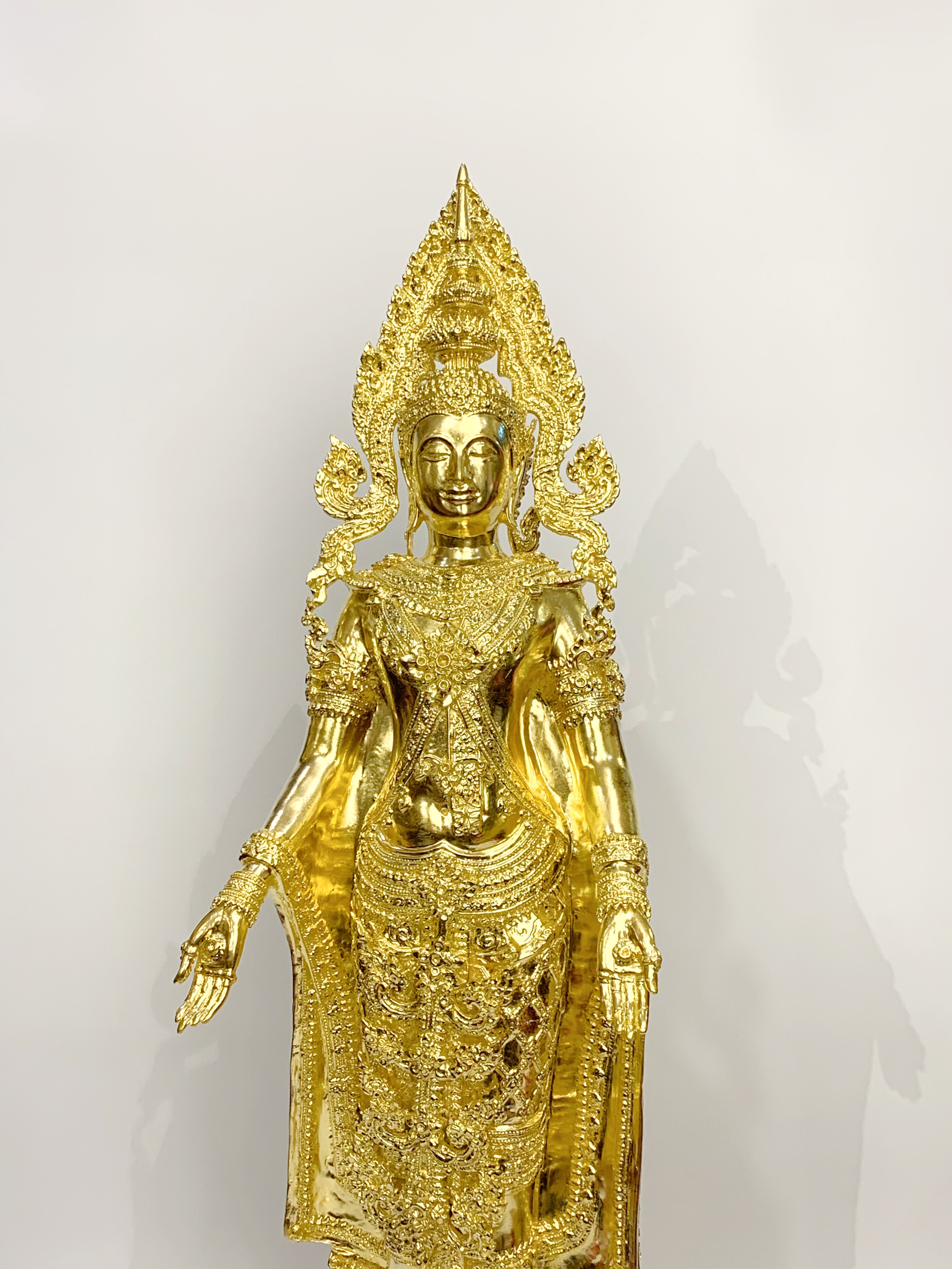 พระพุทธมหาจักรพรรดิ ปางเปิดโลก สูง 32 นิ้ว ปิดทอง วัดกษัตราธิราชวรวิหาร จ.อยุธยา
