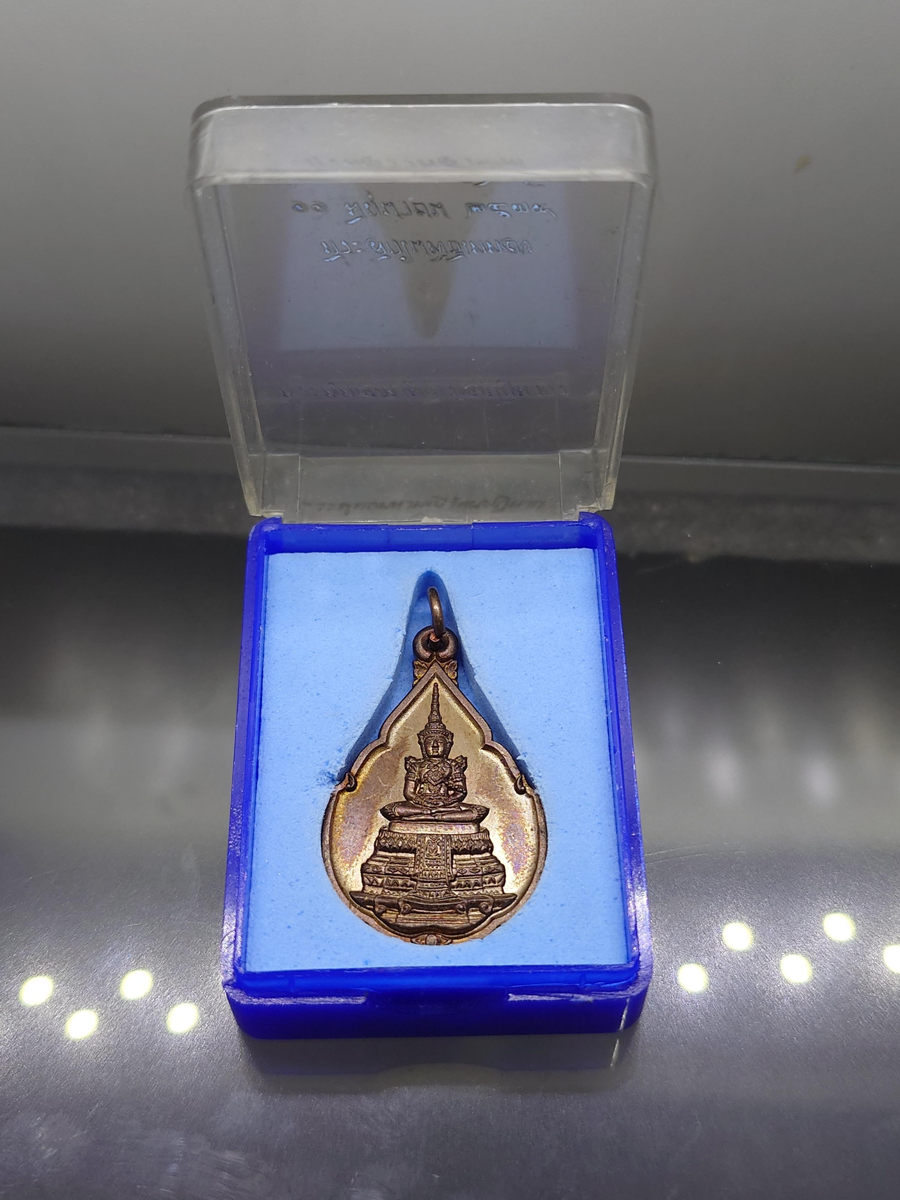 พระแก้วมรกต (พระพุทธมหามณีรัตนปฏิมากร) ทรงฤดูร้อน กรมสรรพสามิต ครบรอบ 64 ปี เนื้อทองแดง พ.ศ.2539 ไม่ผ่านใช้ พร้อมตลับเดิม