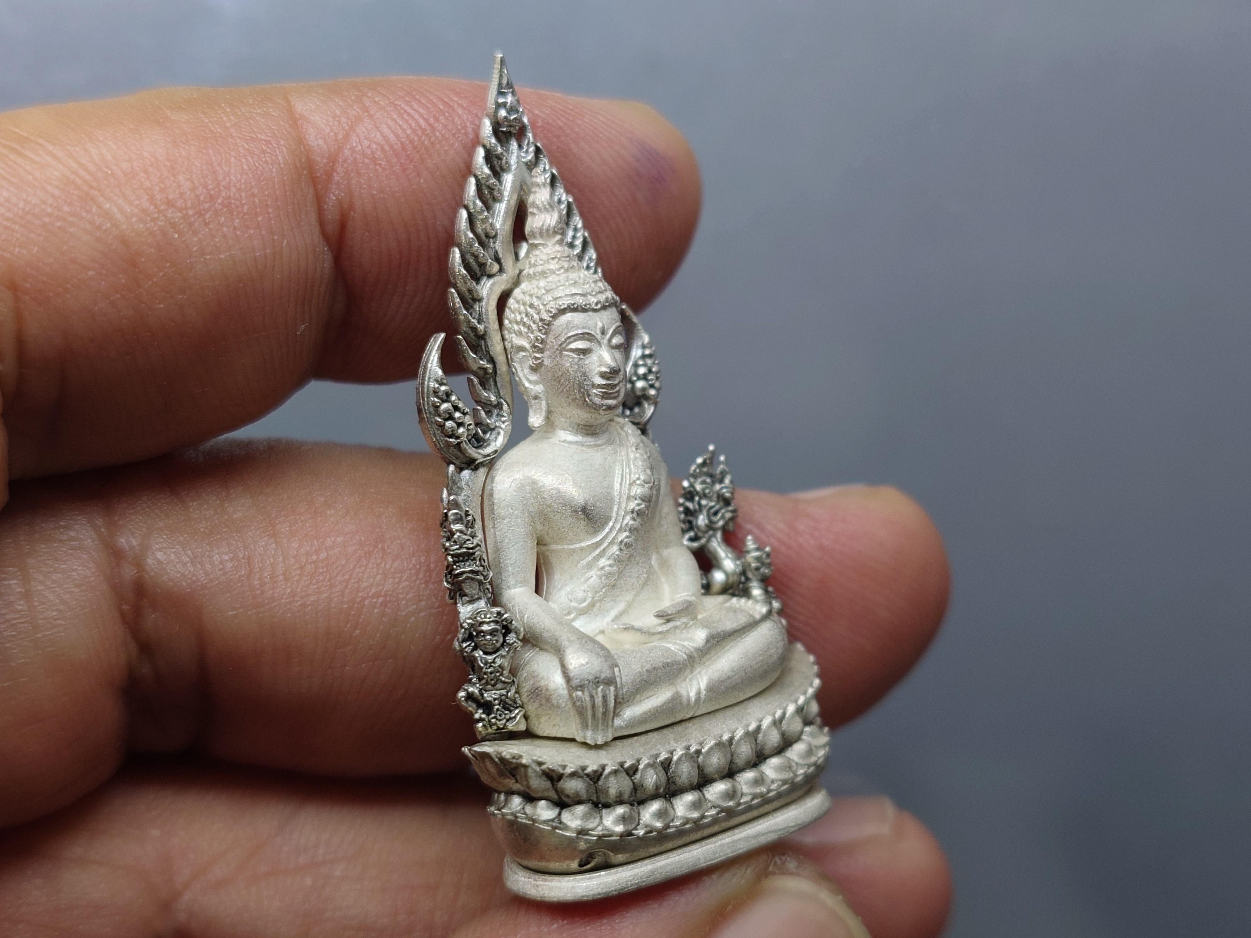 พระพุทธชินราช รุ่นจอมราชันย์ พิมพ์ลอยองค์ฉลุ เนื้อเงิน วัดพระศรีรัตนมหาธาตุ พิษณุโลก ปี2555 พร้อมกล่องเดิม