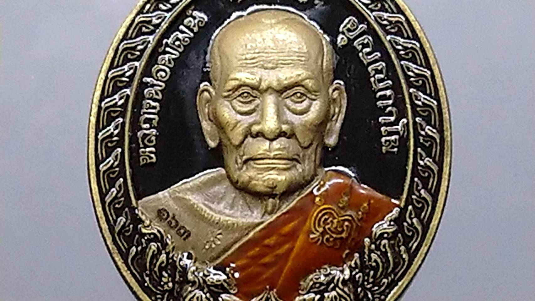 เหรียญรุ่นโชคดี 3 (รุ่นพิเศษ) เนื้อทองทิพย์ซาติน ลงยาพื้นดำ หน้า หลัง ขอบดำ หลวงพ่อพัฒน์ วัดห้วยด้วน โคท 163