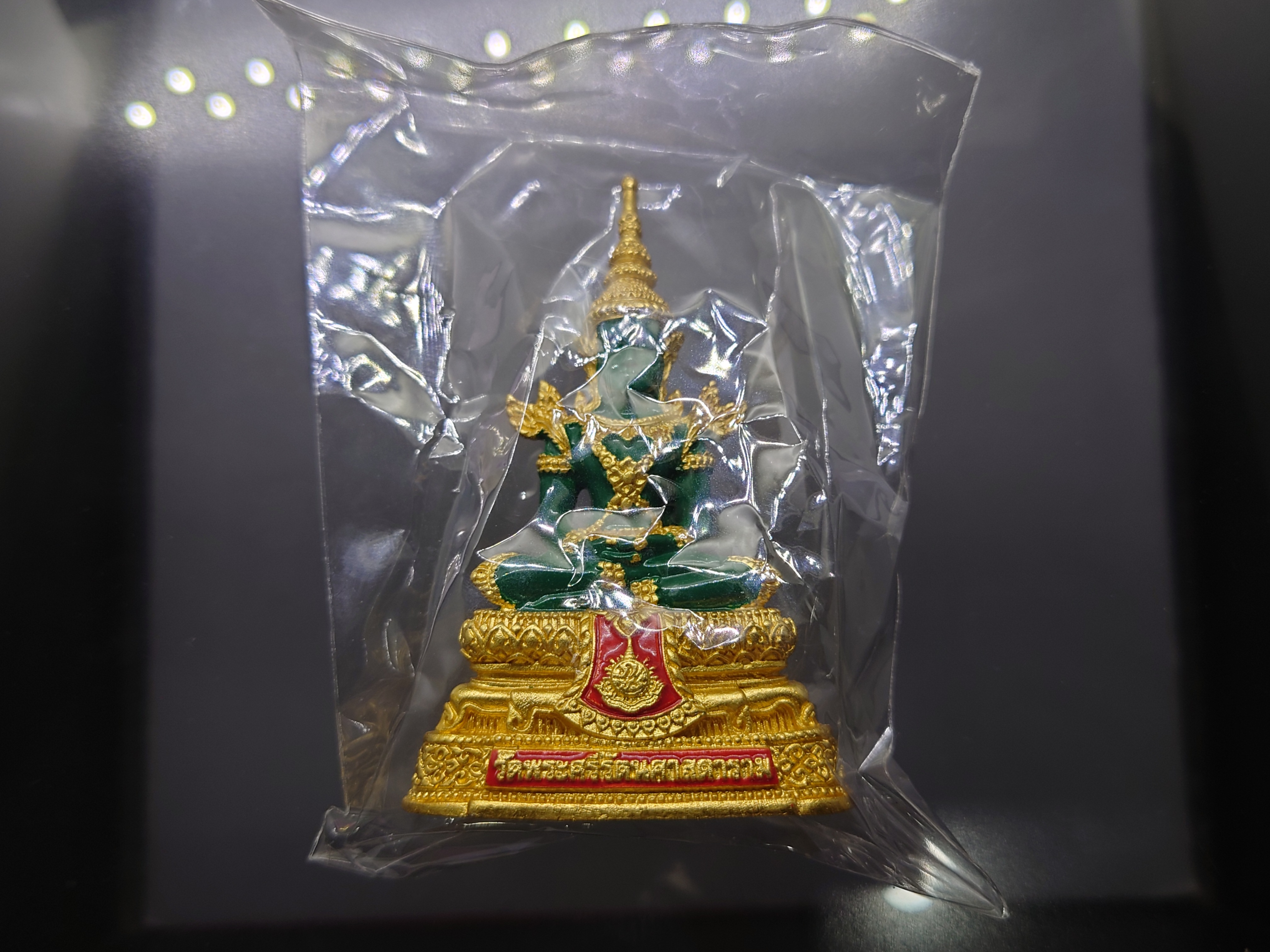 พระแก้วมรกต ทรงฤดูร้อน (ขนาดสูง 7.7 เซน) เนื้อโลหะเคลือบสีเขียว เครื่องทรงชุบทอง สำนักพระราชวัง สร้าง พุทธาภิเษก ณ วัดพระศรีรัตนศาสดาราม พ.ศ.2547 ซีลเดิม รับประกันแท้