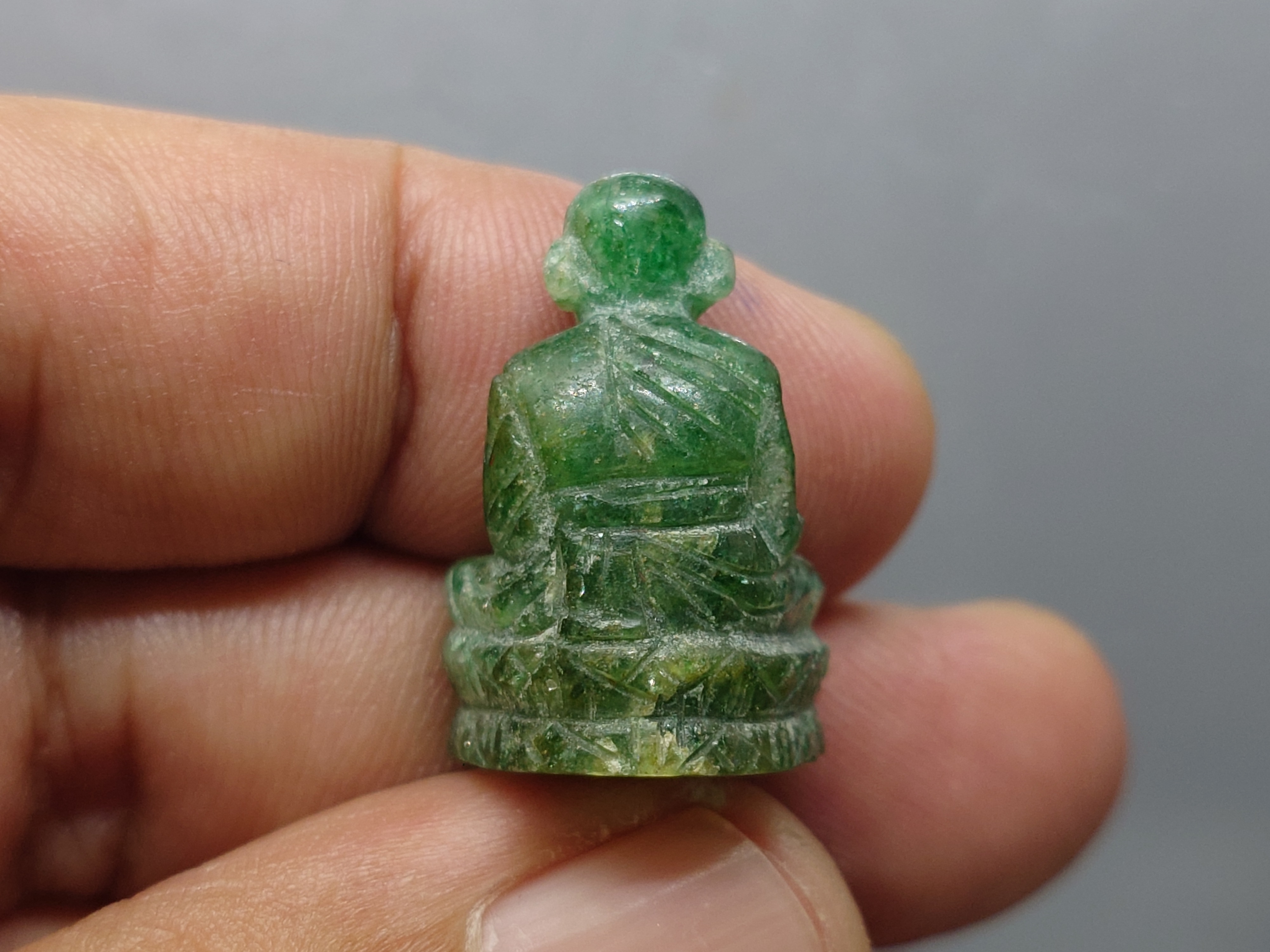 หลวงปู่ทวดหยก เนื้อหยก ลอยองค์ ฐานฝังหมุดทองคำแท้ พิมพ์ใหญ่ ขนาดสูง 2.5 เซน วัดพะโคะ สมาคมชาวเพชรบุรีสร้าง ปี2543 พร้อมกล่องเดิม