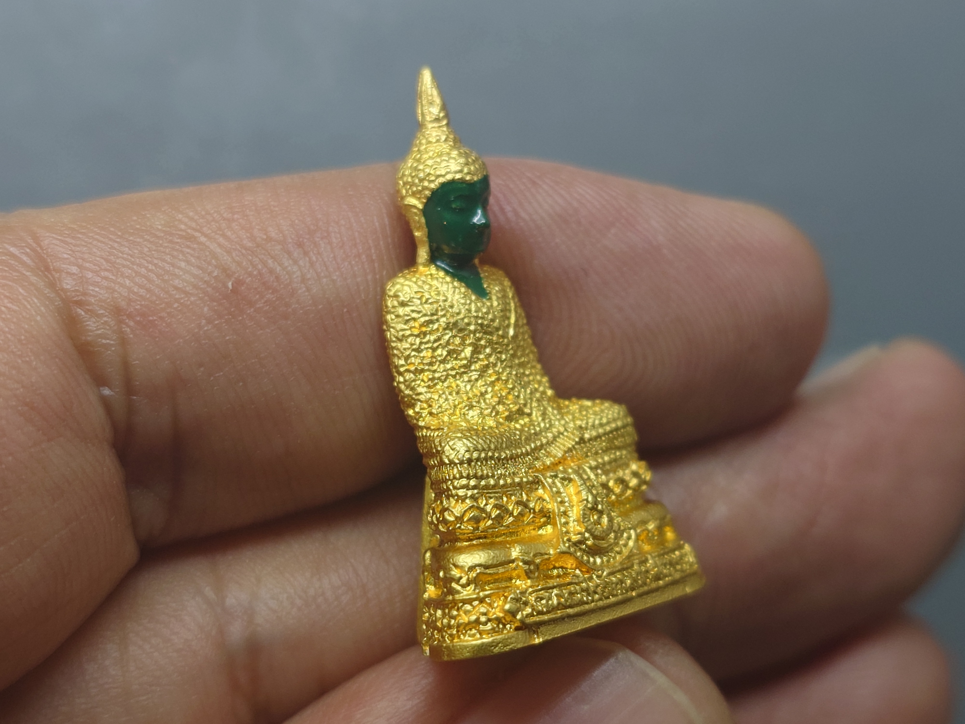 พระแก้วมรกต ทรงเครื่องฤดูหนาว เนื้อโลหะเคลือบสีเขียว เครื่องทรงชุบทอง ขนาดสูง 3 เซน สำนักพระราชวัง สร้าง พุทธาภิเษก ณ วัดพระศรีรัตนศาสดาราม พ.ศ.2547 พร้อมตลับเดิม