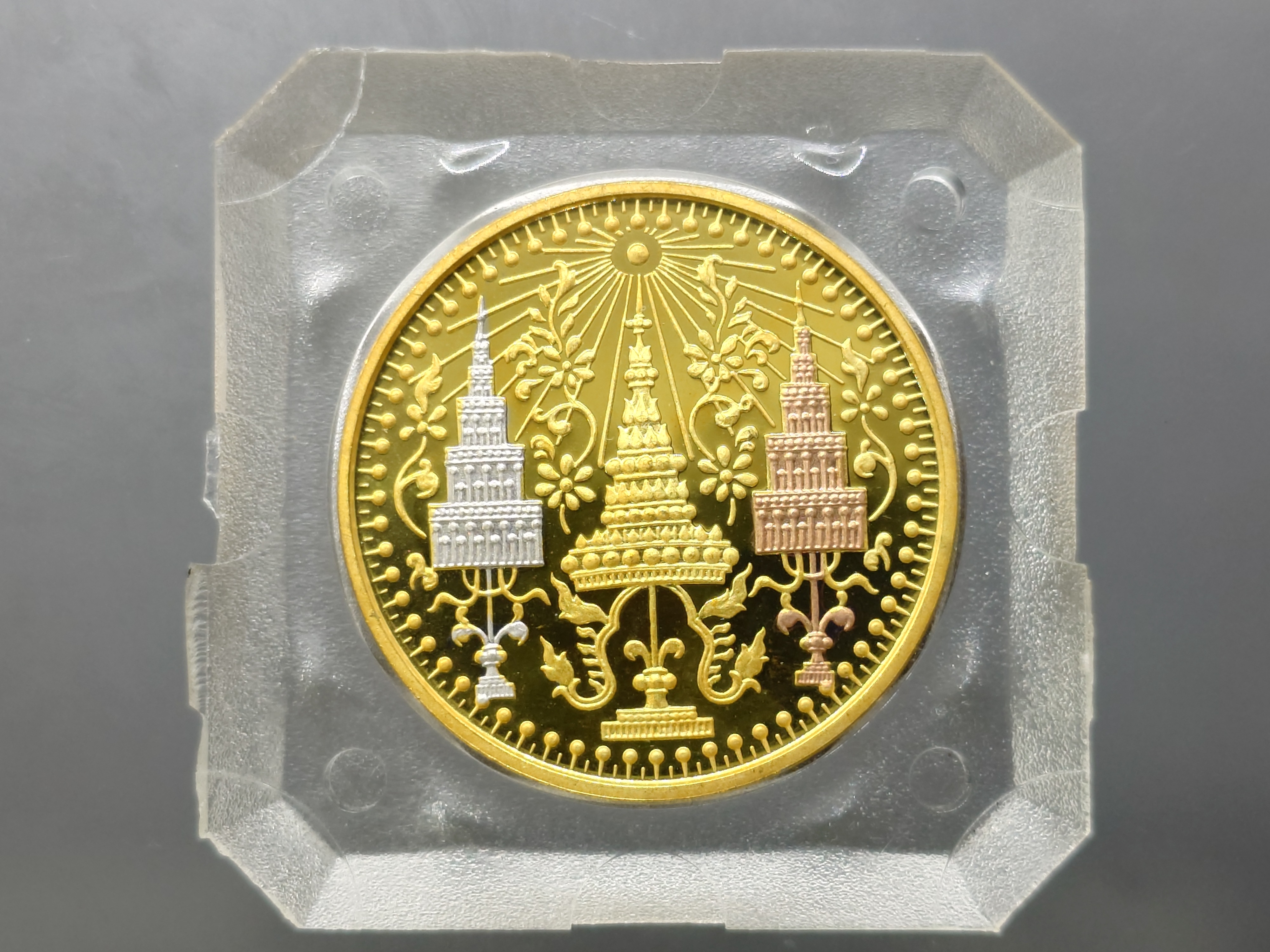 พระแก้วมรกตเครื่องทรง 3 ฤดู พระจอมเกล้าพระนครเหนือ เนื้อสามกษัตริย์ ขนาด 3.2 ซ.ม. 2538 ตลับเดิม หายาก