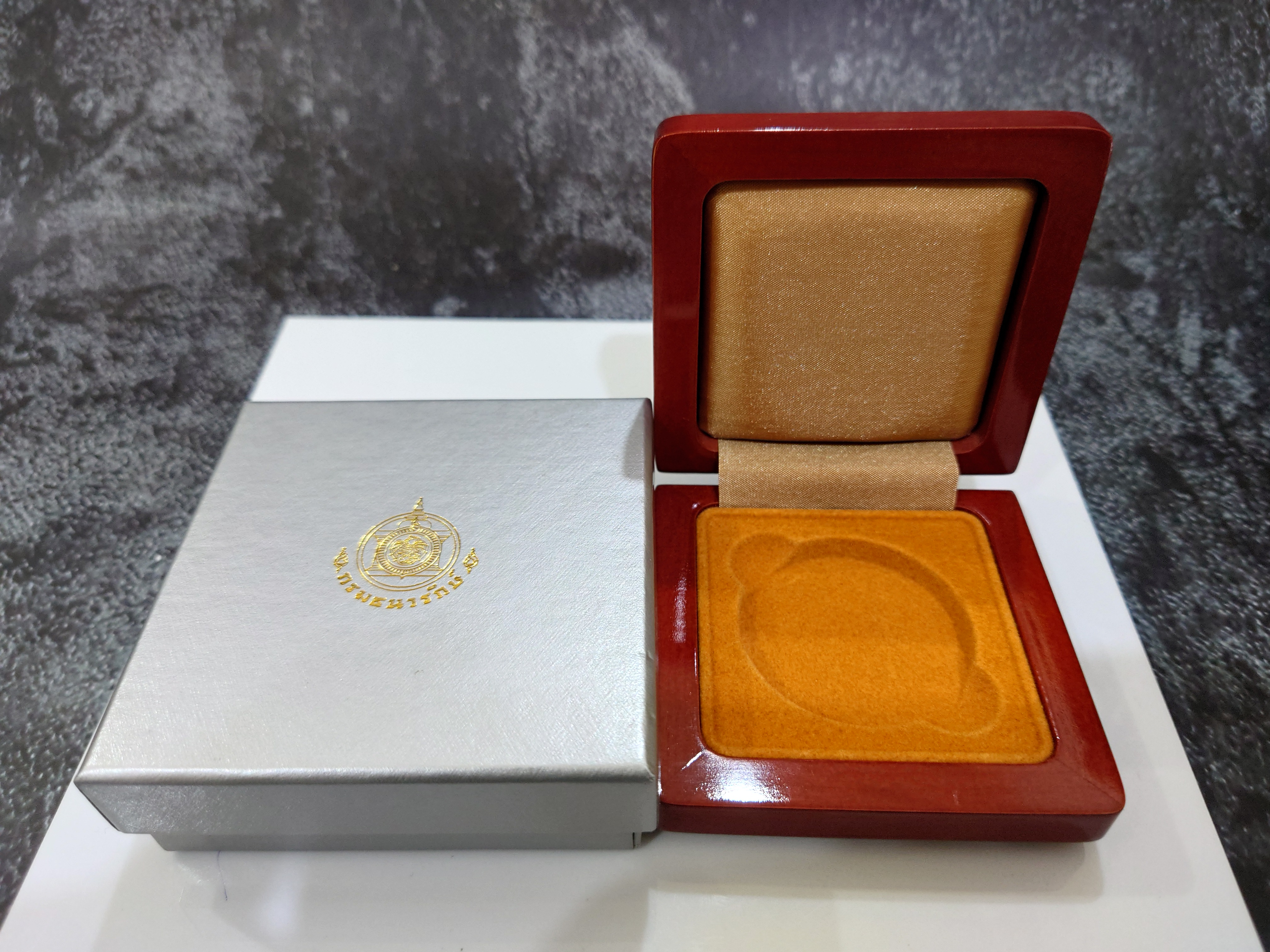 กล่องไม้ใส่เหรียญเงิน 4 เหลี่ยม (หรือใส่เหรียญขนาดตลับวงนอก 4.5 เซน) จากกรมธนารักษ์ ผ่านใช้ สภาพสวย 95 %