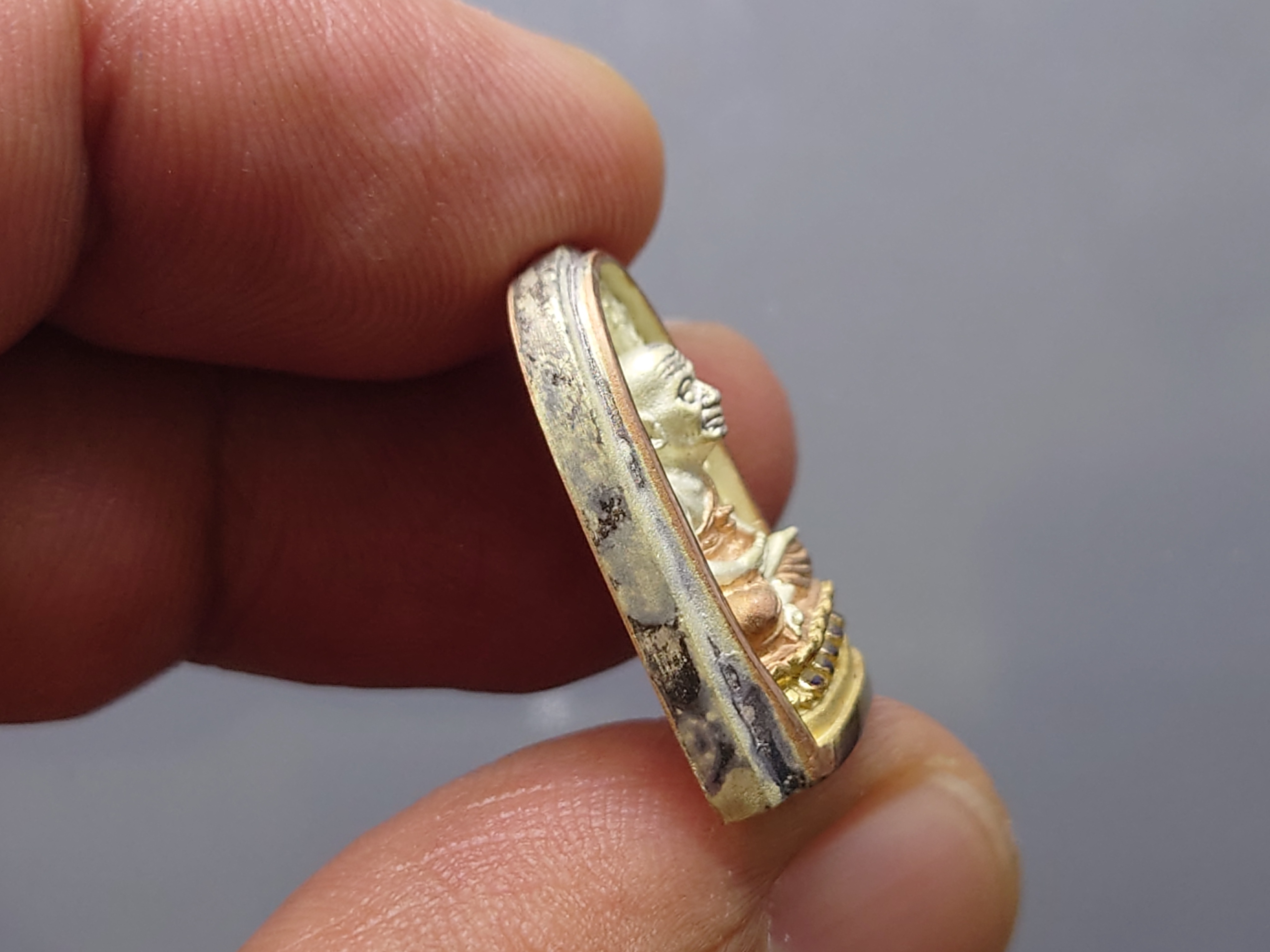 เหรียญหลวงปู่ทวด เนื้อเงิน 3 K รุ่นมงคลบารมี วัดประสาทบุญญาวาส พ.ศ.2545 พิมพ์พระรอด ขนาดสูง 2.2 ซ.ม. พร้อมกล่องเดิม