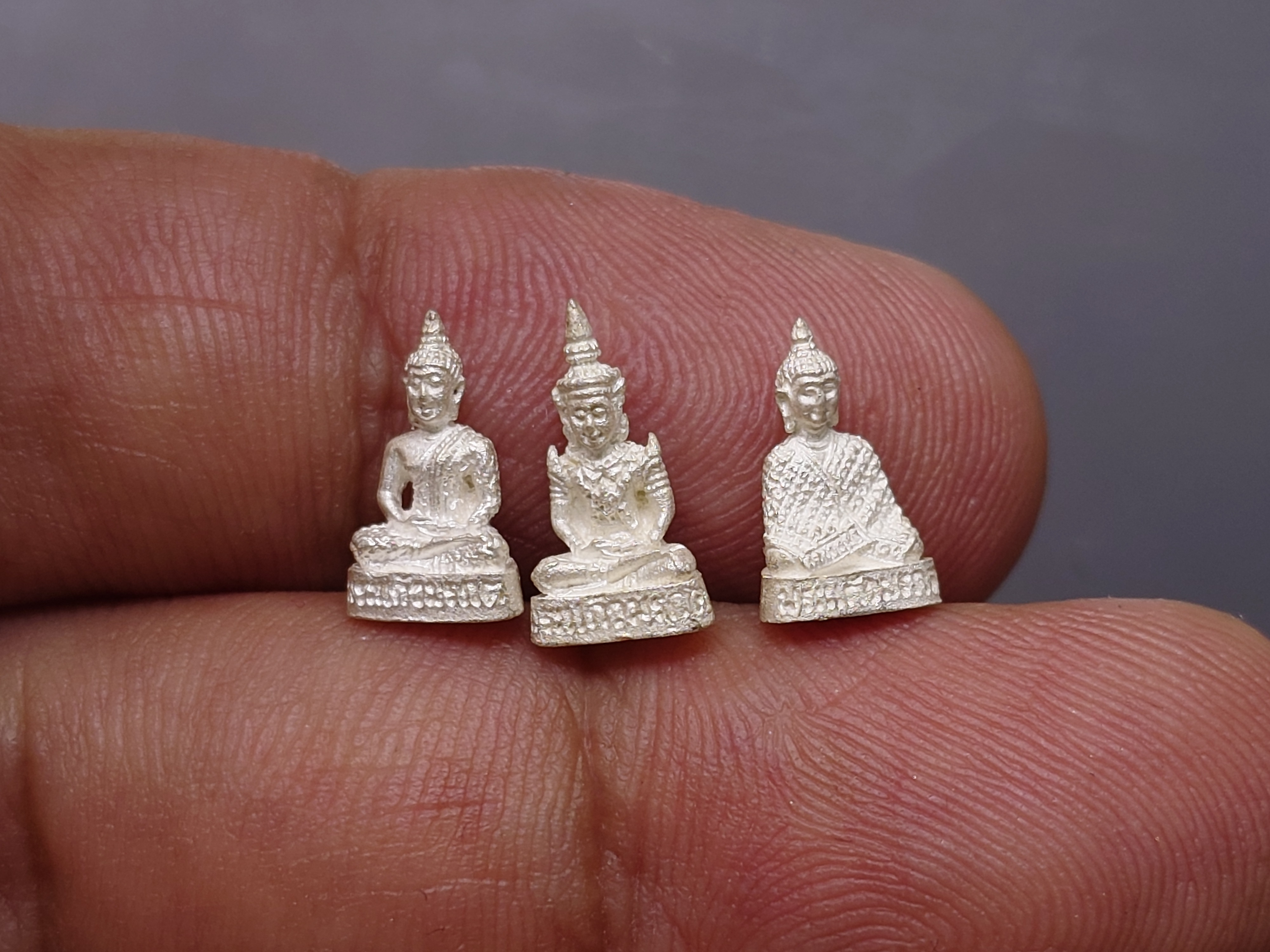 พระแก้วมรกต 3 ฤดู สธ.ลอยองค์ เนื้อเงินพ่นทราย พิมพ์จิ๋ว สมเด็จพระเทพฯจัดสร้าง วัดบวรนิเวศวิหาร ปี 2538 พร้อมกล่องเดิม รับประกันแท้