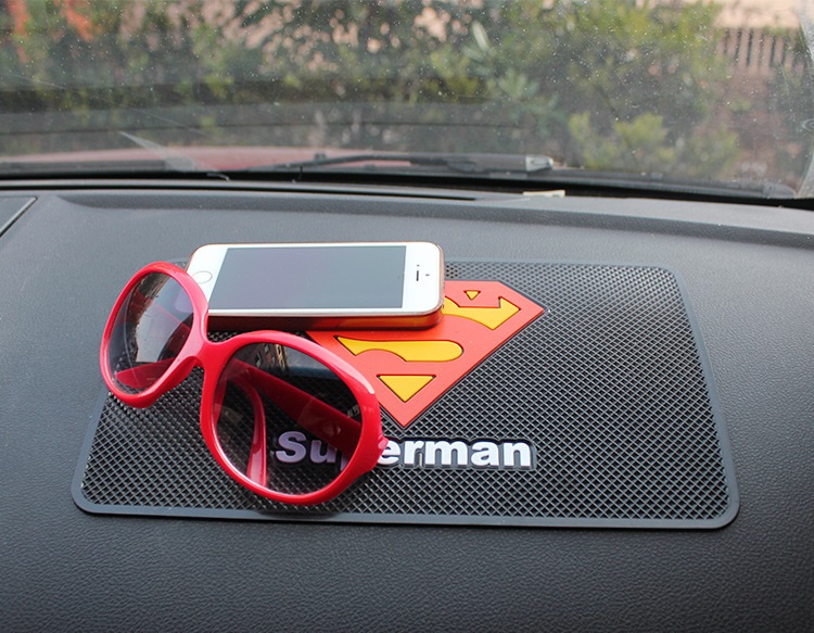 MUISUNGSHOP แผ่นยางกันลื่นวางหน้ารถ Non-slip dash mat ลาย superhero
