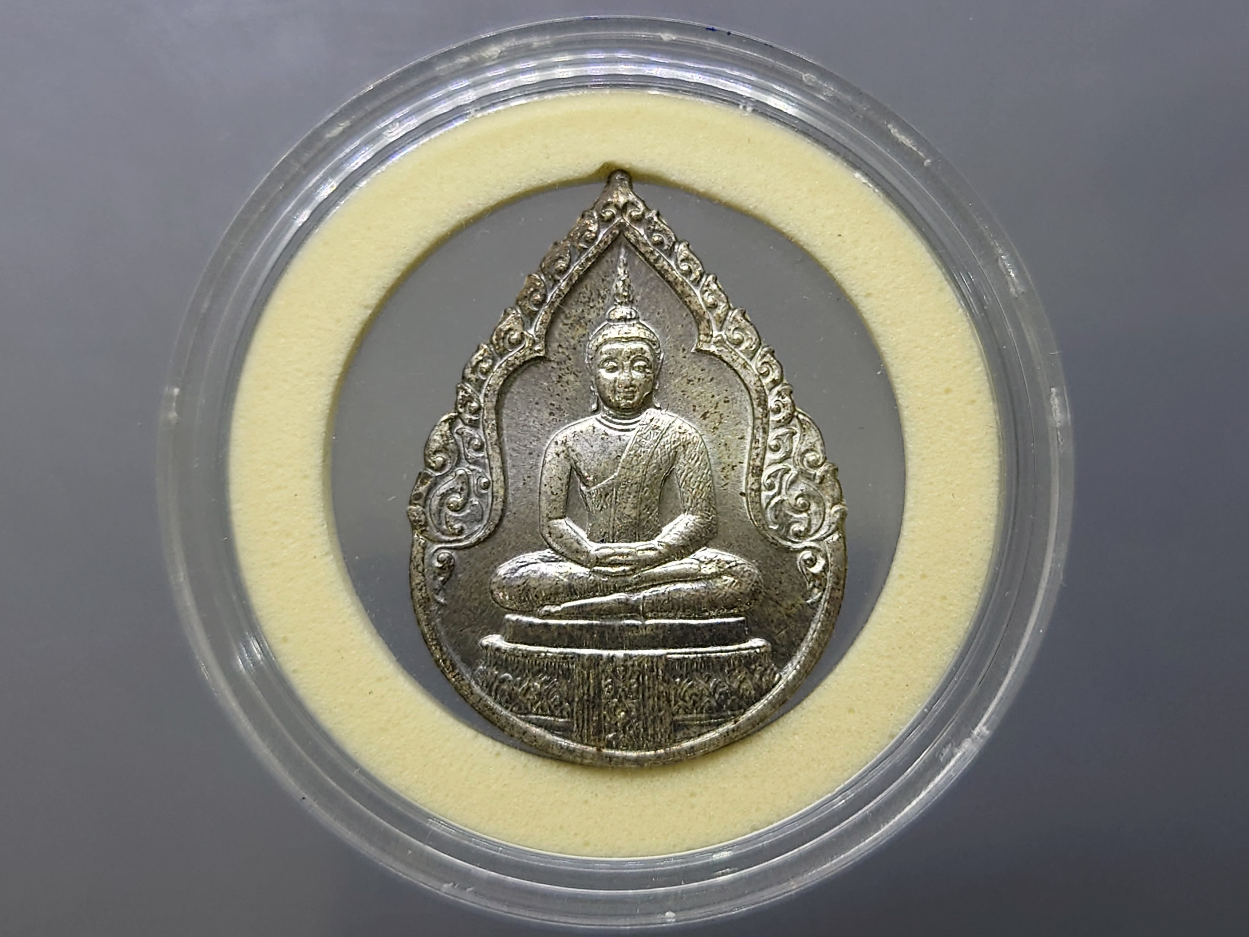พระแก้วมรกต ทรงฤดูฝน เนื้อเงิน หลัง ภปร ฉลองวัดพระศรืๆ (ด้านหลังมีราชศรัทธา) พ.ศ.2525