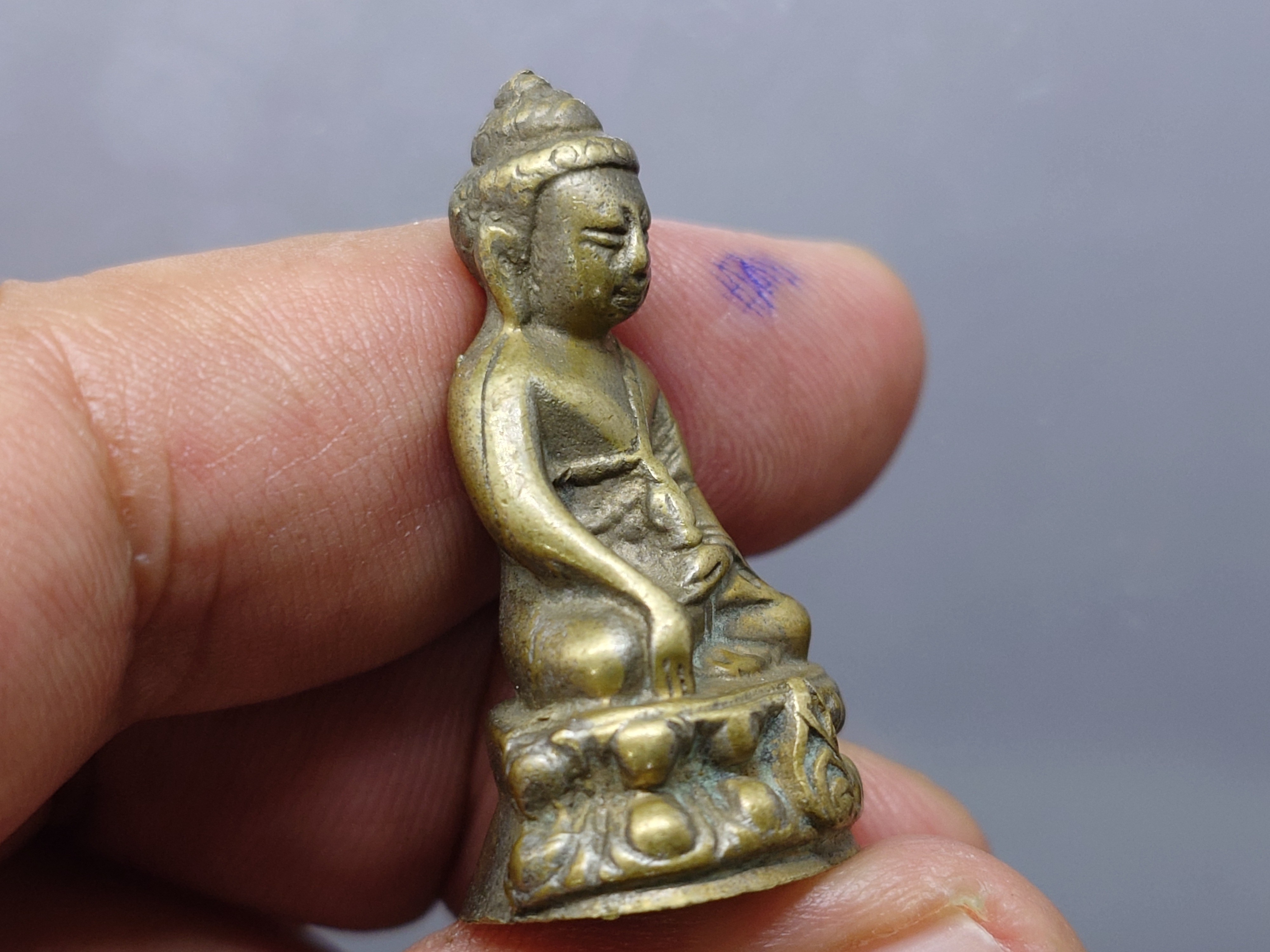 พระกริ่ง สว. สมเด็จย่า เนื้อสัมฤทธิ์ ขนาดสูง 3.5 ซ.ม.ในหลวงเสด็จเททอง วัดพระแก้ว จ.เชียงราย ปี2534 พร้อมตลับเดิม