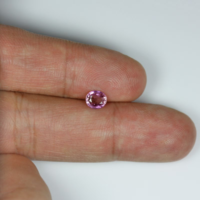 แซปไฟร์สีม่วงชมพู (Violet-Pink Sapphire) 0.75 กะรัต สีม่วงอมชมพู ประกายดี