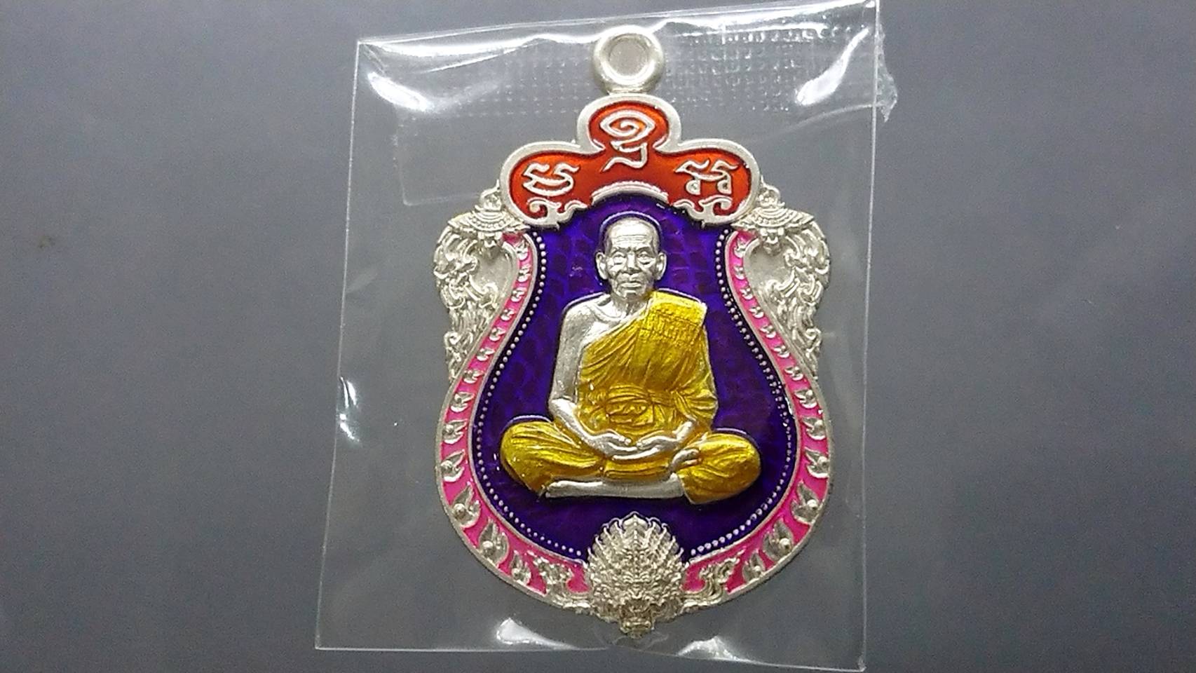 เหรียญหลวงพ่อพัฒน์ รุ่น มหากาฬ เนื้อทองประทานอาบเงินลงยาม่วง ขอบชมพู ซุ้มส้ม ลงยาจีวร โคท 35