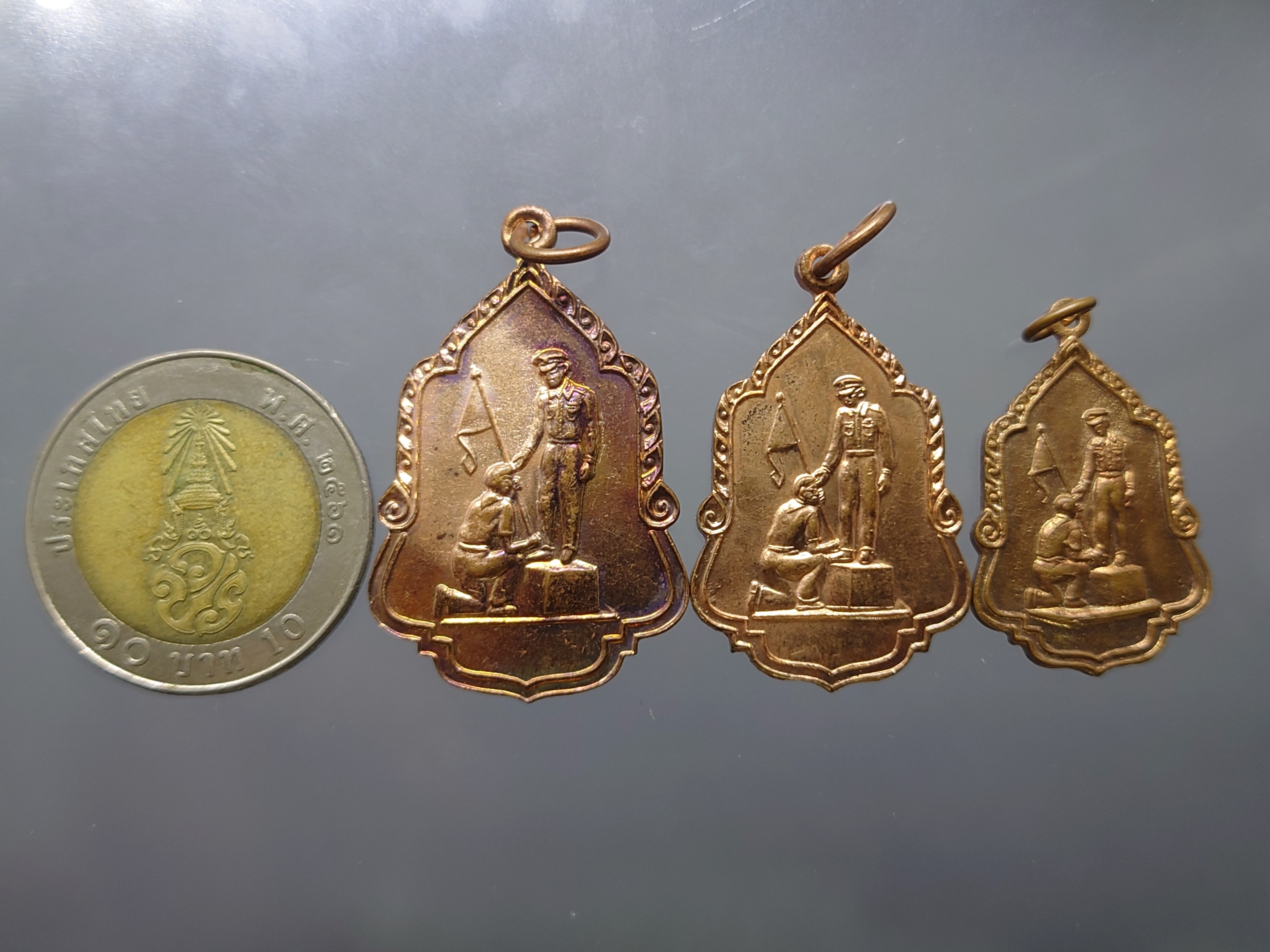 เหรียญในหลวงเชิญธง (ชุด 3 พิมพ์ 3 ขนาด)ที่ระลึกประดิษฐานอนุสาวรีย์ วัดโคกเมรุ จ.นครศรีธรรมราช ฉลองรัตนโกสินทร์ 200 ปี พ.ศ.2525