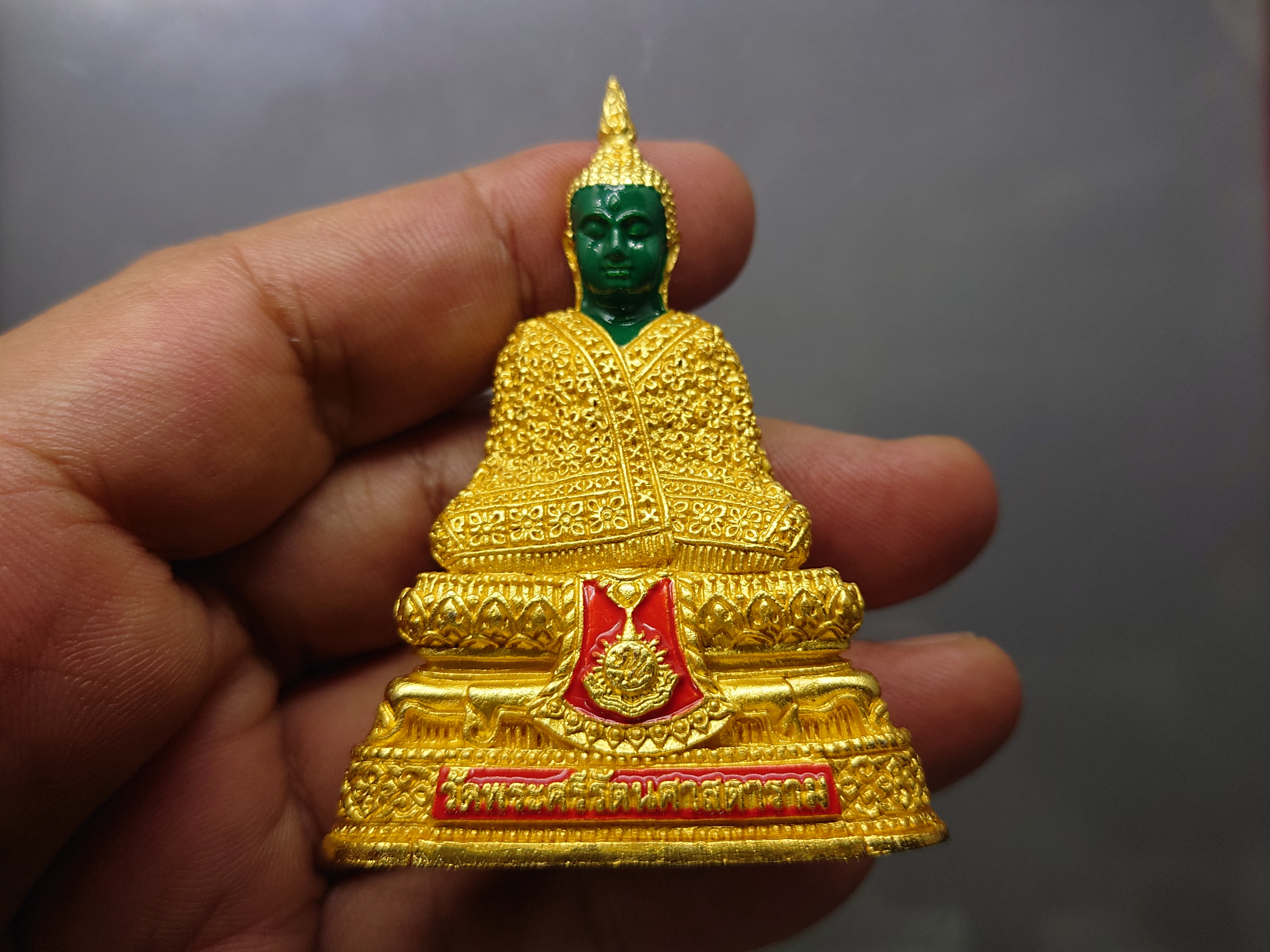 พระแก้วมรกต ทรงฤดูหนาว (ขนาดสูง 6.3 เซน) เนื้อโลหะเคลือบสีเขียว เครื่องทรงชุบทอง สำนักพระราชวัง สร้าง พุทธาภิเษก ณ วัดพระศรีรัตนศาสดาราม พ.ศ.2547 ซีลเดิม รับประกันแท้