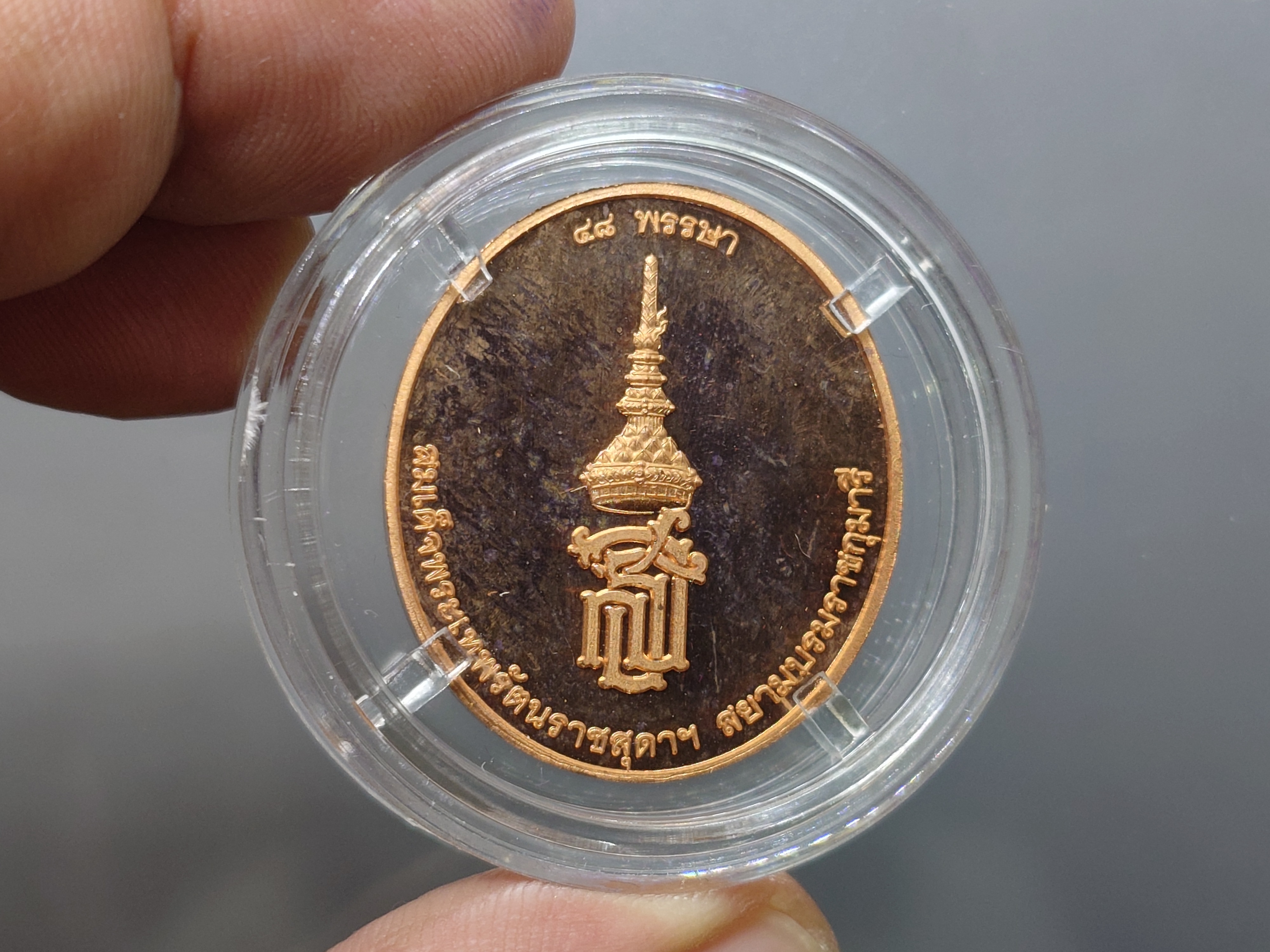 พระพุทธชินราช หลังพระนามาภิไธย สธ 48 พรรษา พระเทพฯ เนื้อทองแดงขัดเงา พิมพ์ใหญ่ ขนาด 3 เซน พ.ศ.2546 พร้อมกล่องเดิม